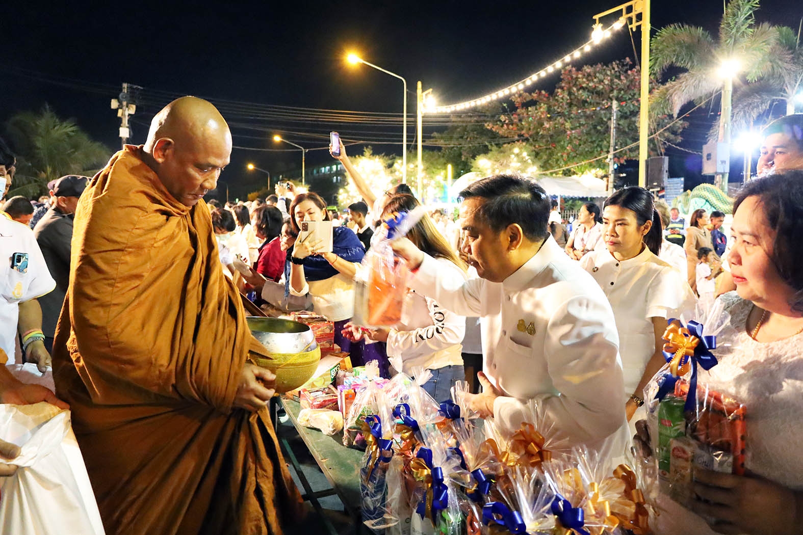 ประจวบคีรีขันธ์-ผู้ว่าฯ นำชาวพุทธตักบาตรเที่ยงคืนพระอุปคุตริมทะเลแห่งเดียวในไทย