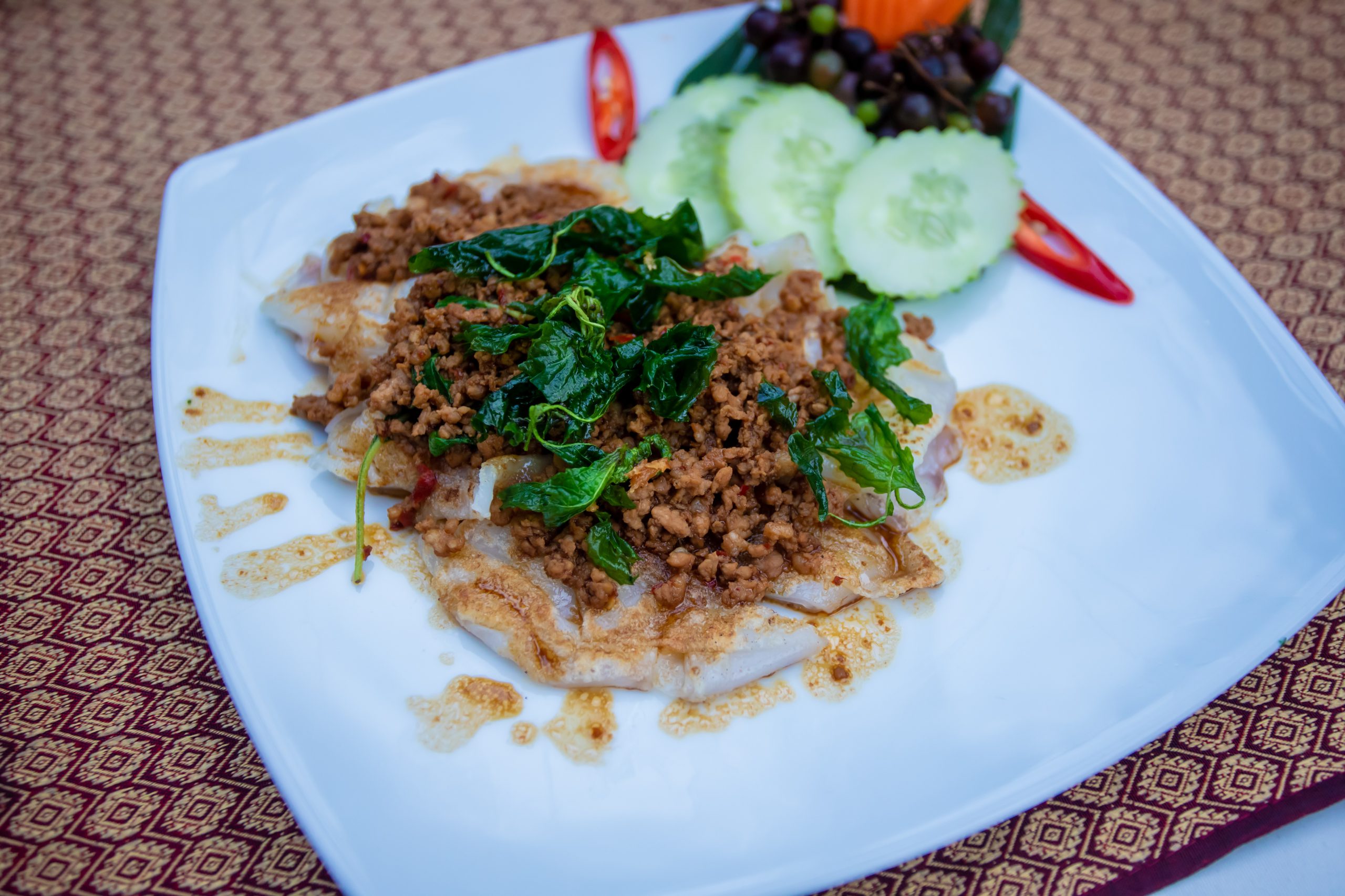 ชลบุรี-ผัดพระเพราสูตรใหม่ไม่ใส่น้ำมันกินกับเส้นรสชาติแปลกใหม่ด้วยเครื่องเคียงชั้นดี