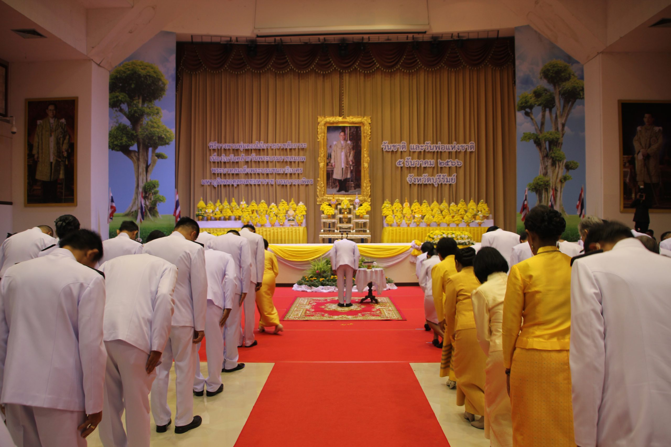 บุรีรัมย์-จัดพิธีวางพานพุ่มดอกไม้ถวายราชสักการะเนื่องในวันพ่อแห่งชาติ ปี 2566