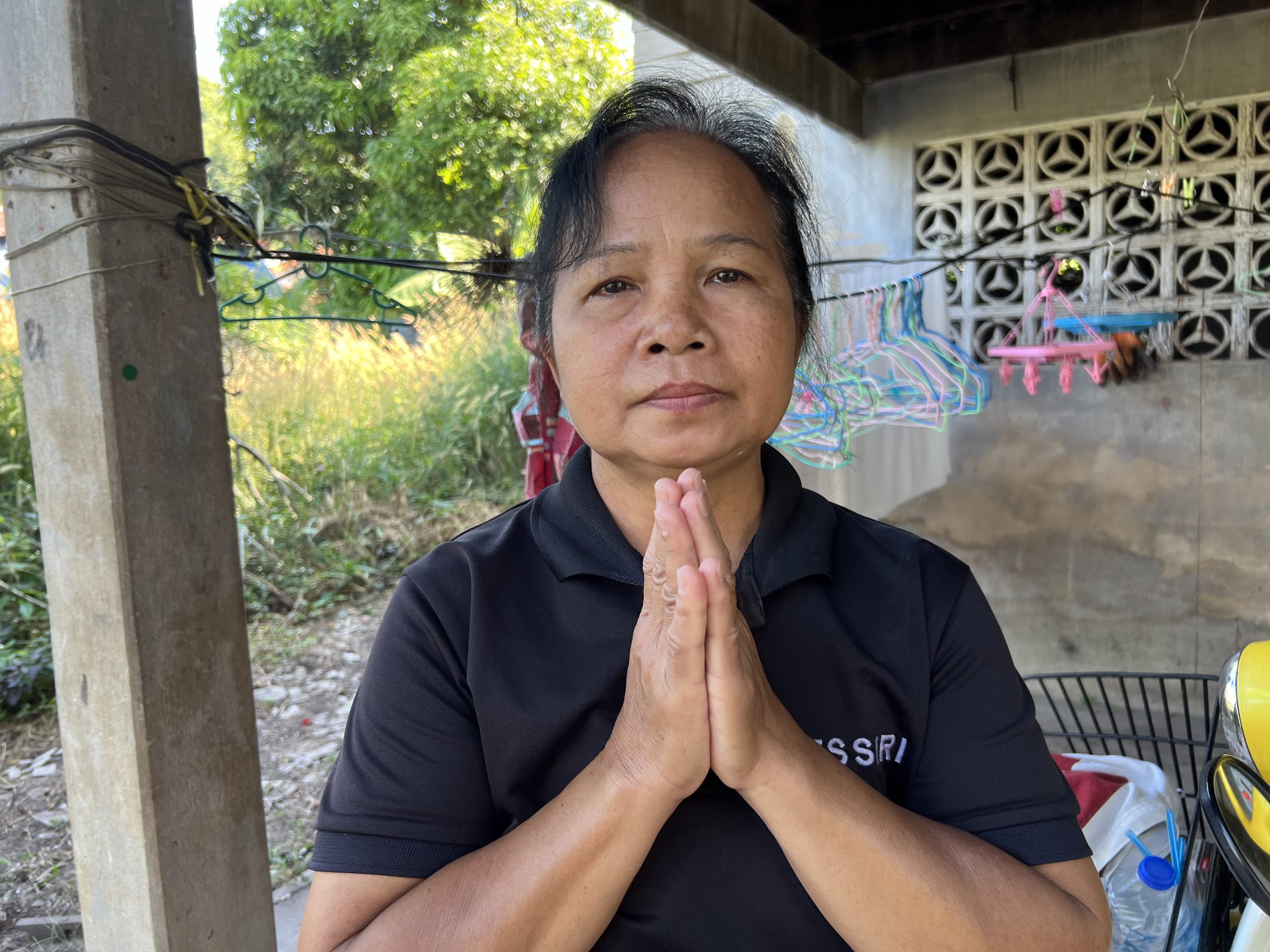 ศรีสะเกษ-แม่ร่ำไห้วอนนายกเศรษฐาช่วยเหลือ ต้องกู้เงินนอกระบบมาให้ลูกสาวเรียนหนังสือ