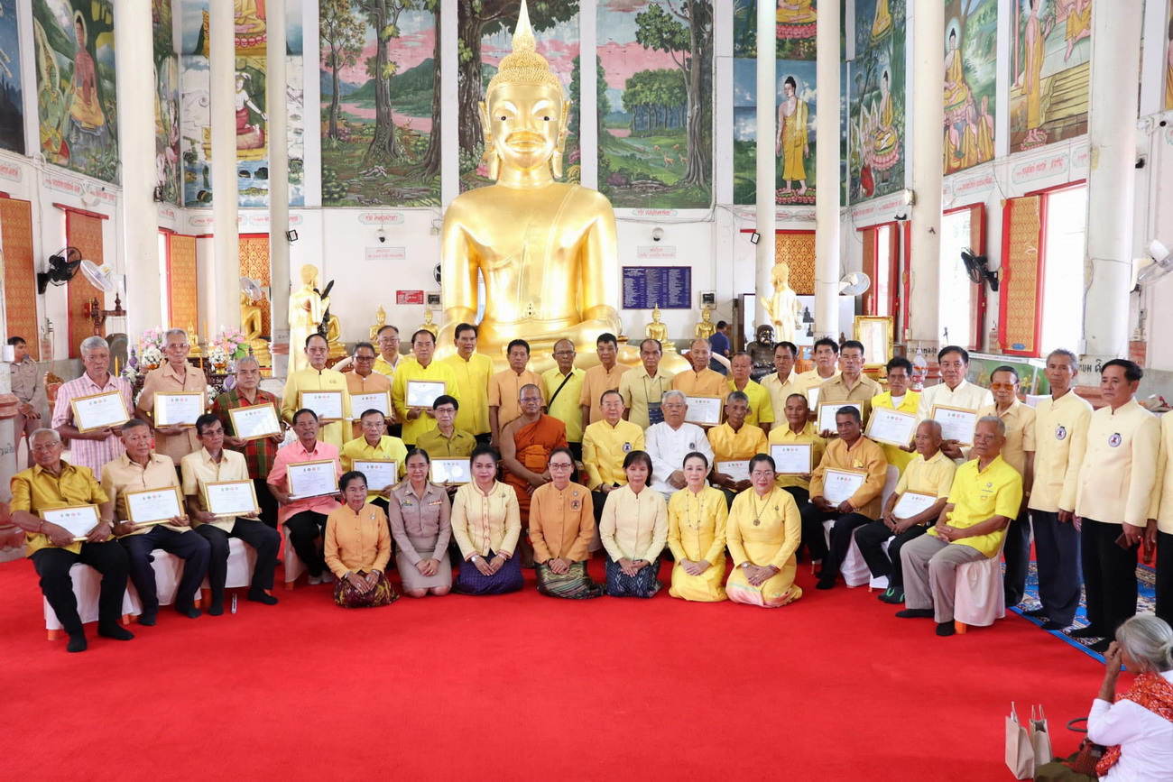 ศรีสะเกษ-ประธานสภาวัฒนธรรมจังหวัดมอบโล่เชิดชูเกียรติแก่พ่อดีเด่น ประจำปี 2566