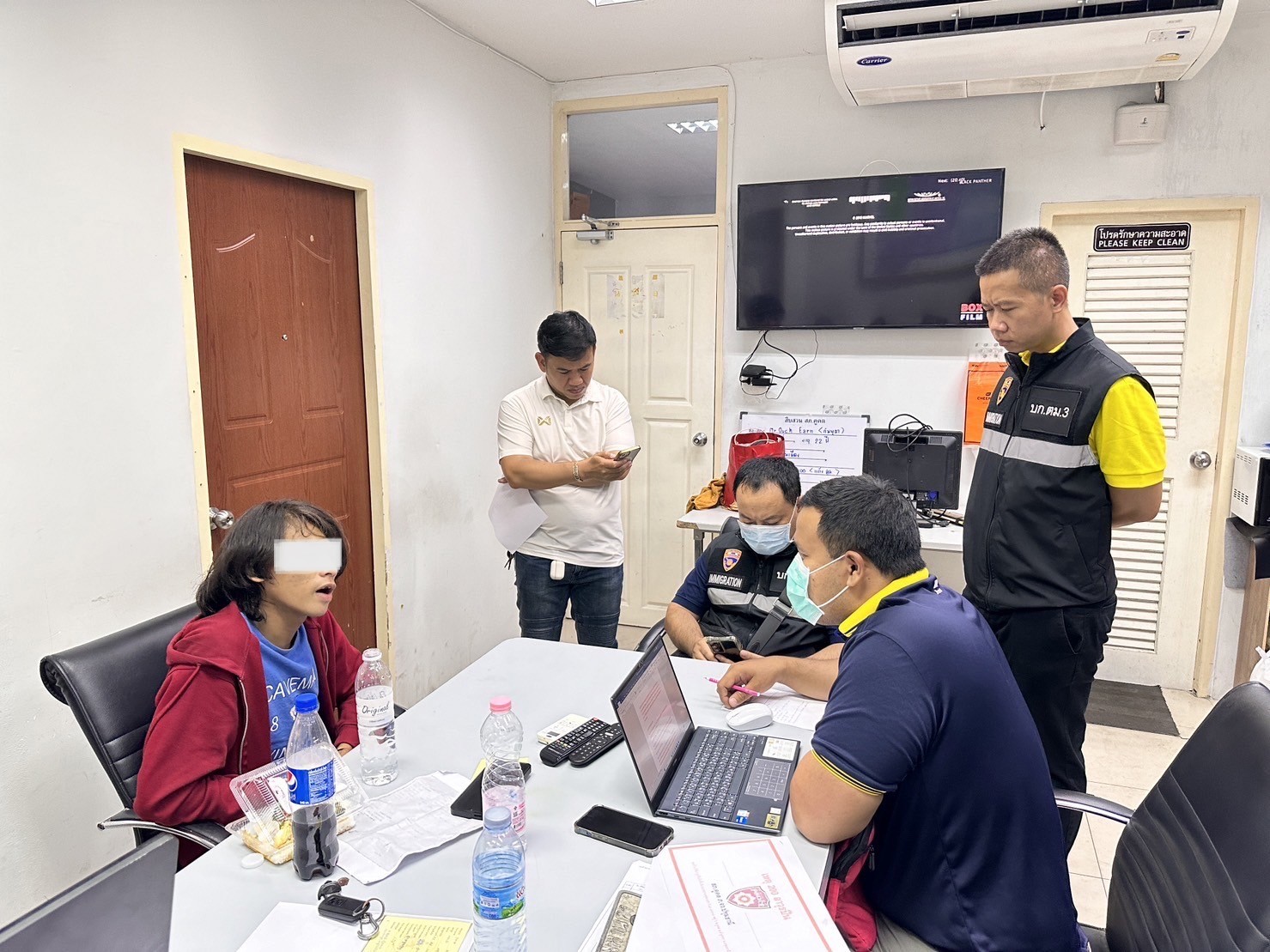 จันทบุรี-ตม.คุมตัวสอบเข้มหลังจับกุมคนร้ายเหตุบุกกราดยิงคนในสนามบอลหญ้าเทียมได้ที่ด่านชายแดน