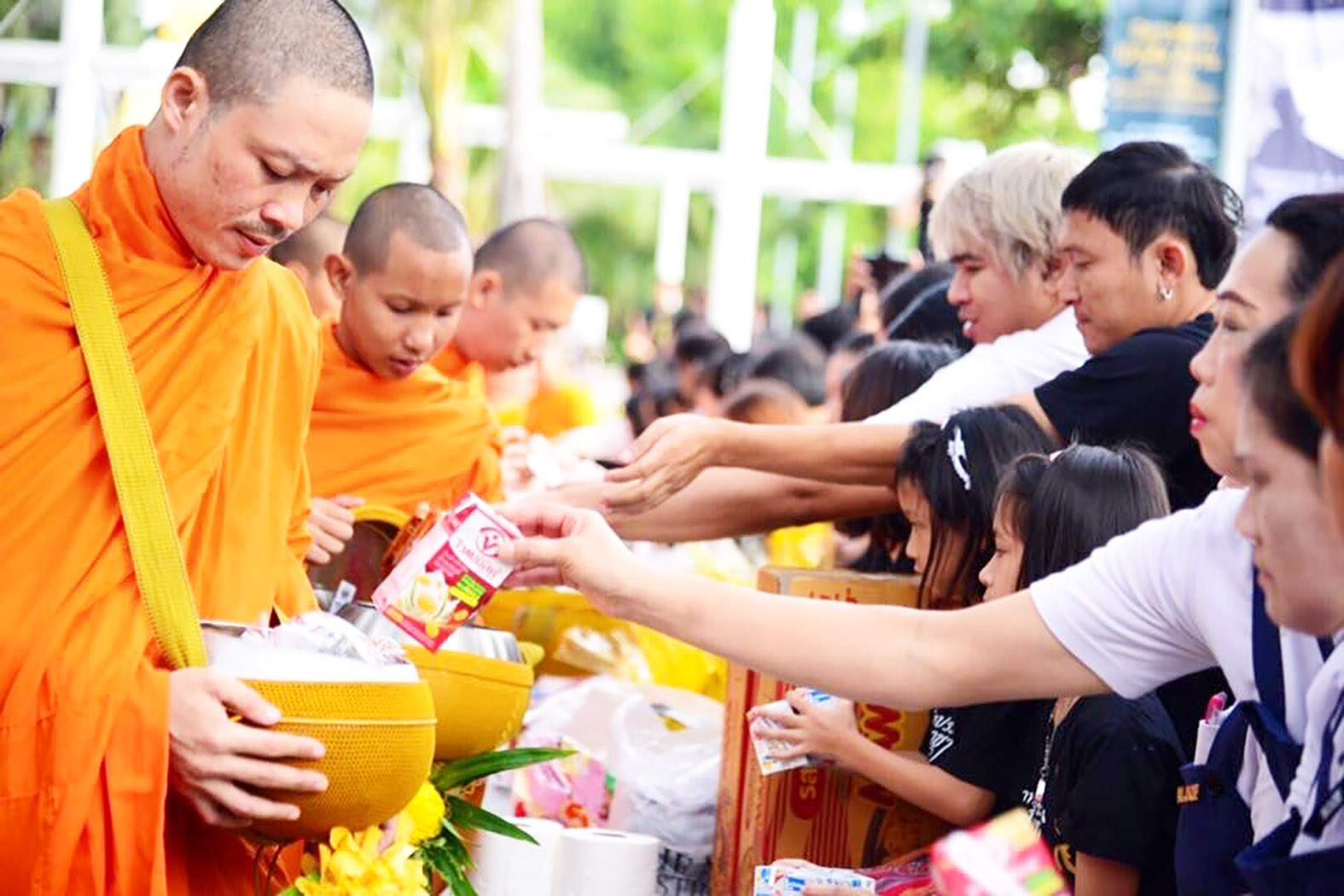 ประจวบคีรีขันธ์-“บลูพอร์ต หัวหิน” ชวนตักบาตรพระสงฆ์ 99 รูป ส่งท้ายปีรับโชคดีปีใหม่