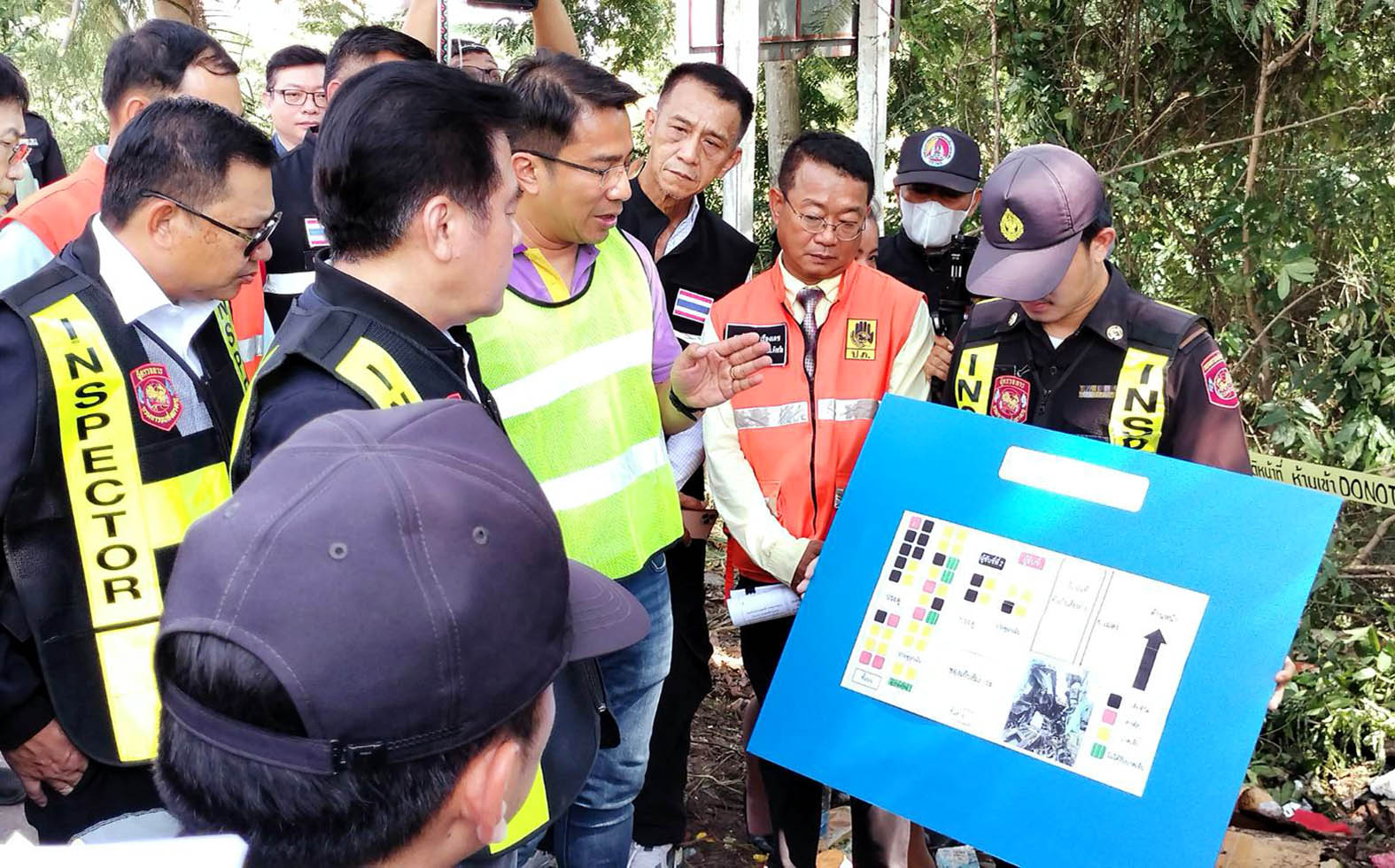 ประจวบคีรีขันธ์-“หมอหนุ่ย” ลงทับสะแกตรวจจุดเกิดเหตุรถทัวร์ชนต้นไม้มีผู้เสียชีวิตหลายราย