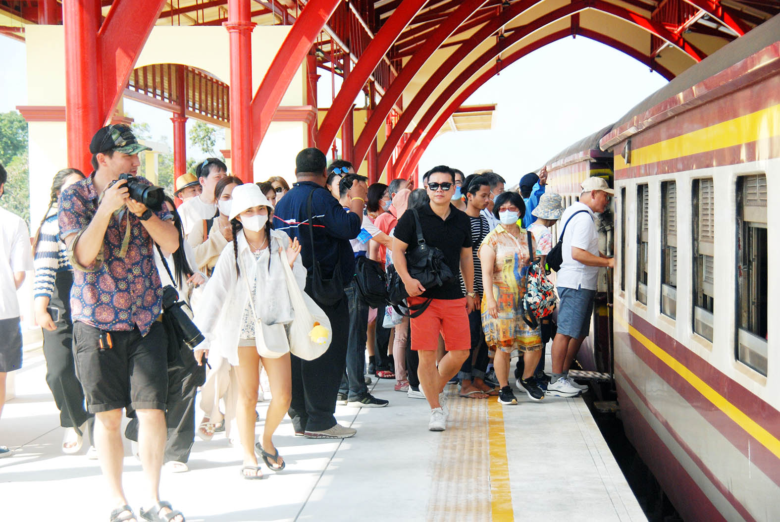 ประจวบคีรีขันธ์-เปิดปฐมฤกษ์ สถานีรถไฟหัวหินแห่งใหม่ ผู้โดยสารคึกคักใช้บริการนับร้อยคน