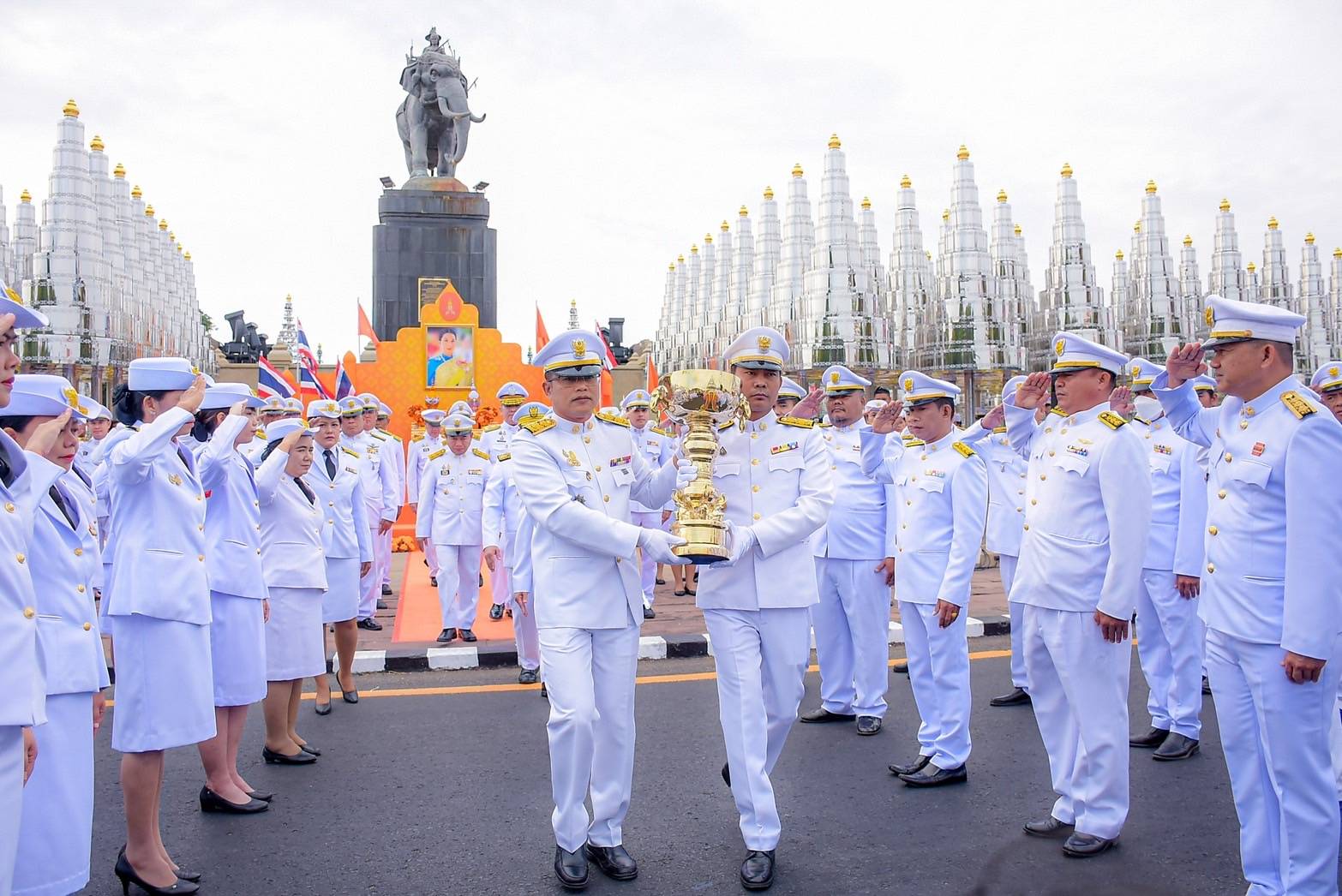 บุรีรัมย์-ผู้ว่าฯ อัญเชิญถ้วยพระราชทานรางวัลชนะเลิศการแข่งขันบุรีรัมย์มาราธอน ประจำปี 2567