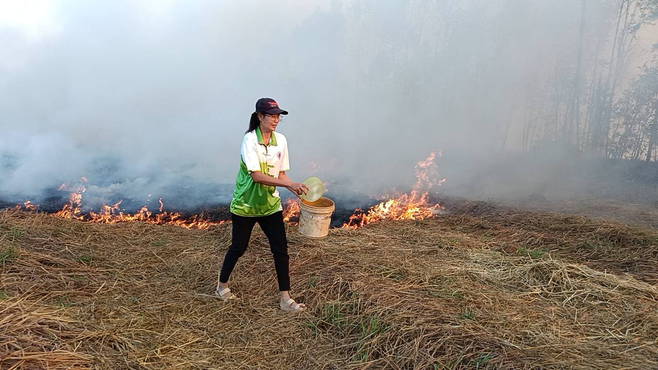 ปราจีนบุรี-อลหม่าน!! ชาวบ้านหิ้วน้ำดับไฟลามทุ่งนา 1,000 ไร่ หวั่นลามเข้าบ้านเรือน