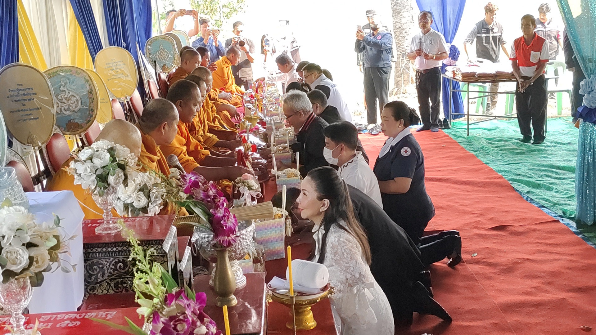 สุพรรณบุรี-มูลนิธิบรรหาร แจ่มใส ศิลปอาชา ทำบุญครบรอบ 7 วันเหตุพลุระเบิด