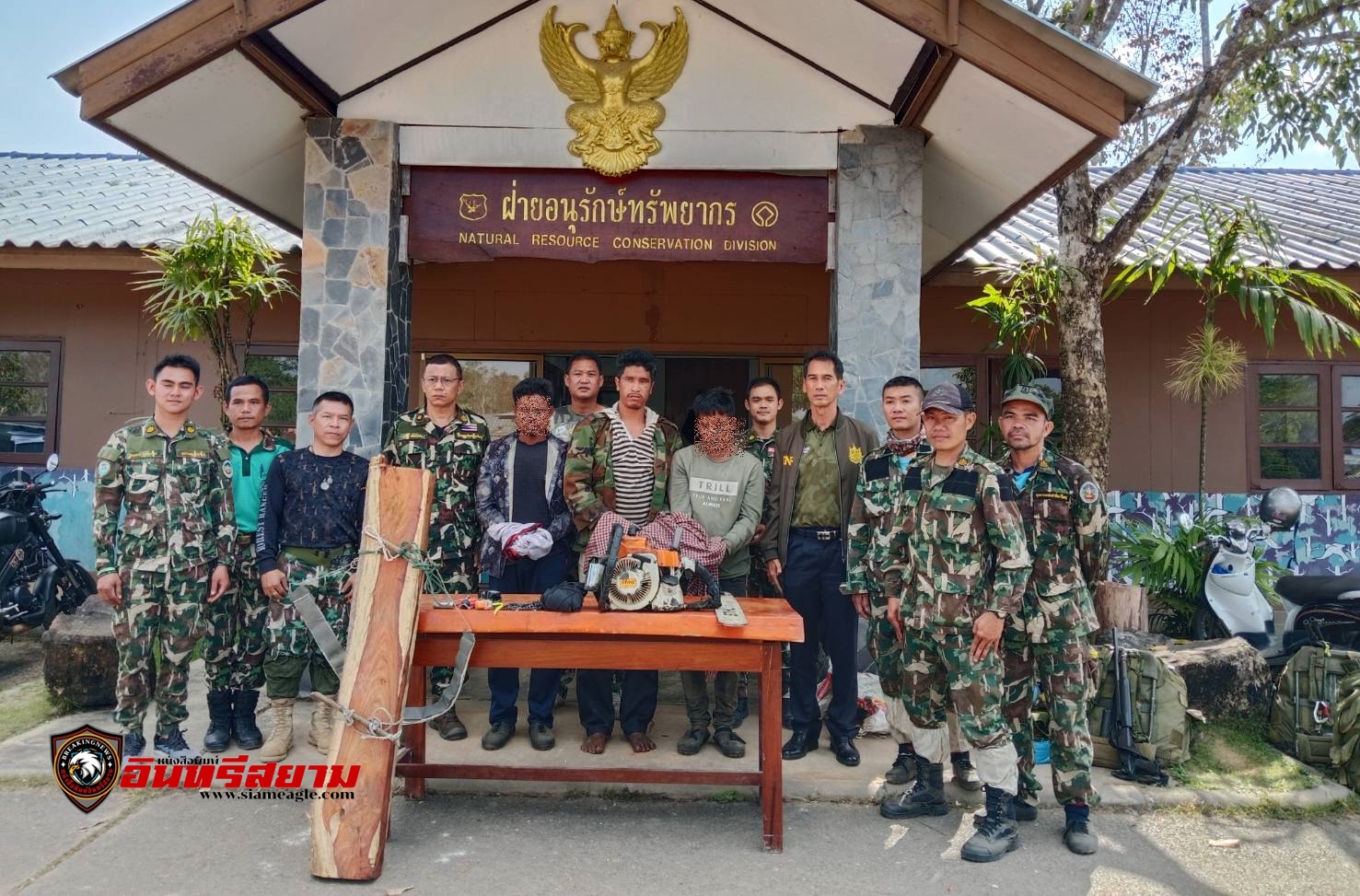 ปราจีนบุรี-จับ 3 มอดไม้ชาวกัมพูชาลอบขึ้นเขาใหญ่ฝั่งเขามดแดงปราจีนฯ ตัดไม้พะยูง