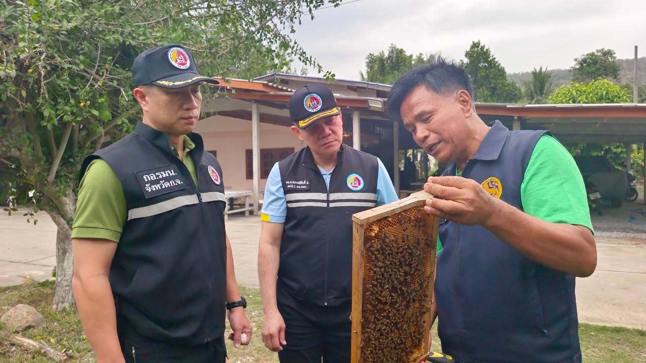 กาญจนบุรี-คณะรอง ผอ.รมน. เข้าเยี่ยมชมกลุ่มวิสาหกิจชุมชนกลุ่มเลี้ยงผึ้งบ้านแก่งปลากด