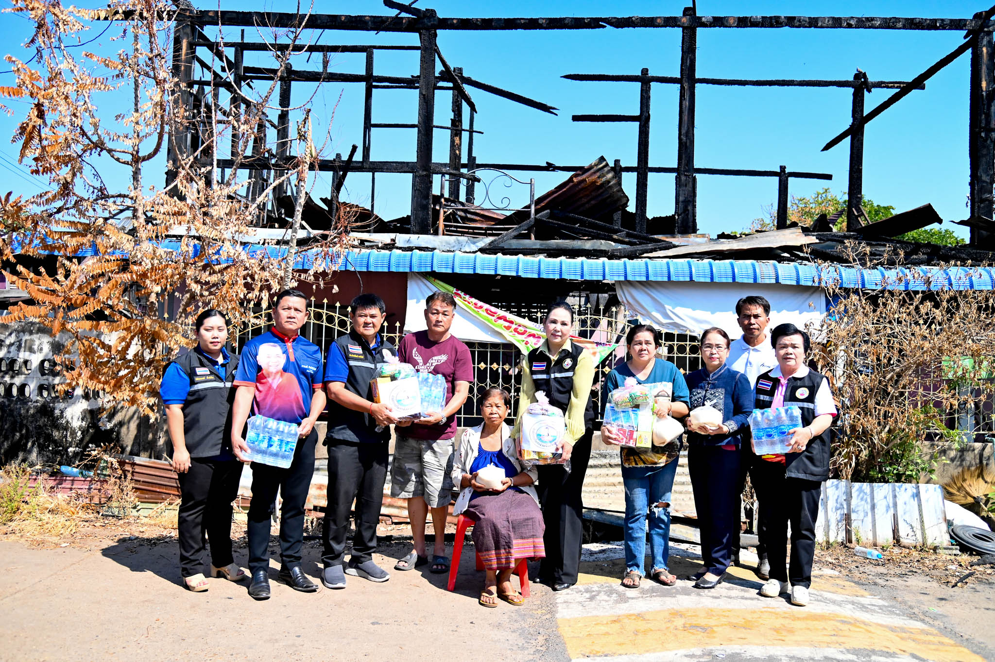 อุบลราชธานี-อบจ. รุดช่วยเหลือผู้ประสบเหตุอัคคีภัย อัศจรรย์! พระบรมฉายาลักษณ์ไม่ไหม้