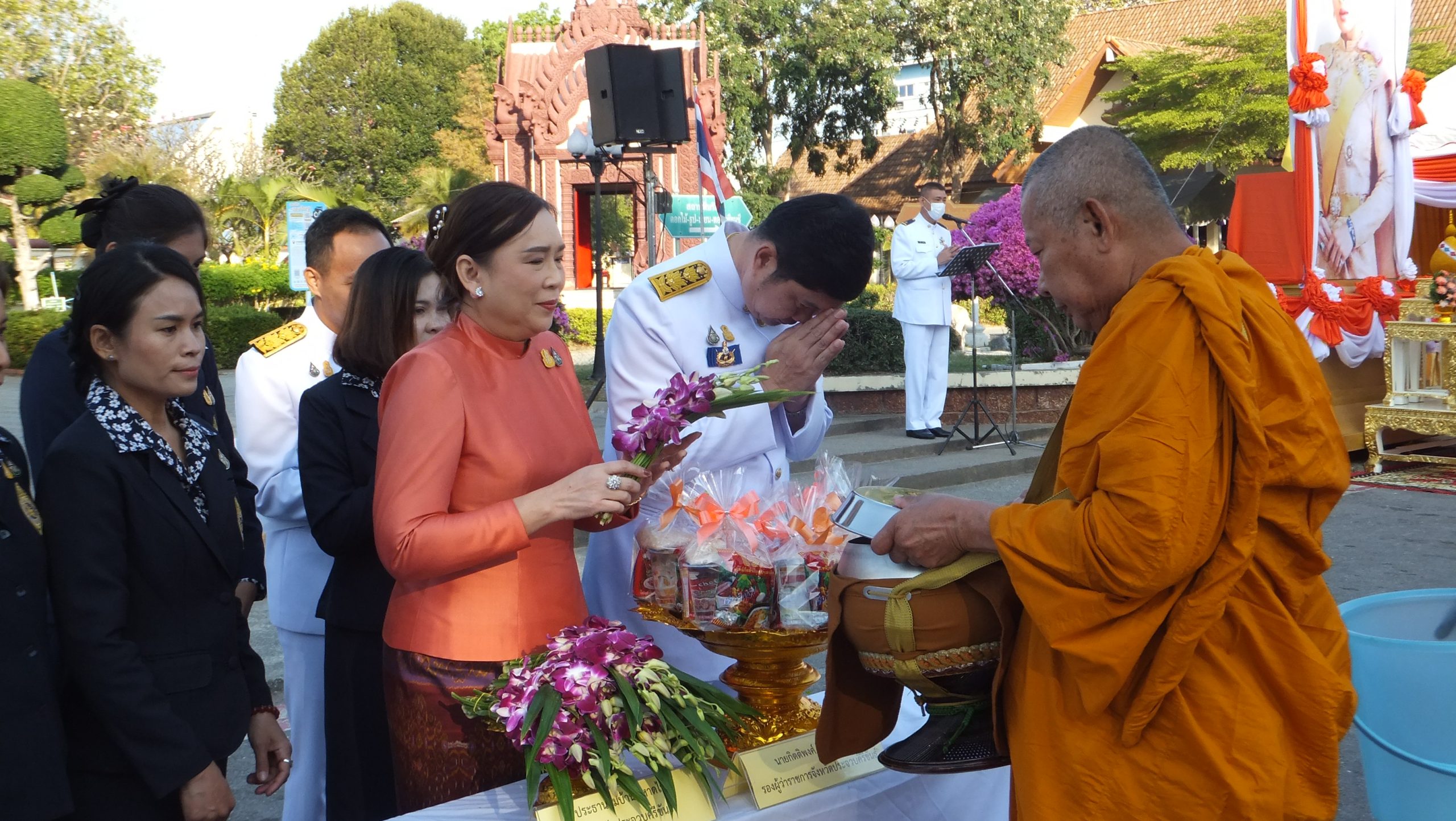 ประจวบคีรีขันธ์-รองผู้ว่าฯ นำพสกนิกรทำบุญใส่บาตรถวายพระราชกุศล “เจ้าฟ้าสิริวัณณวรีฯ” เนื่องในวันคล้ายวันประสูติ