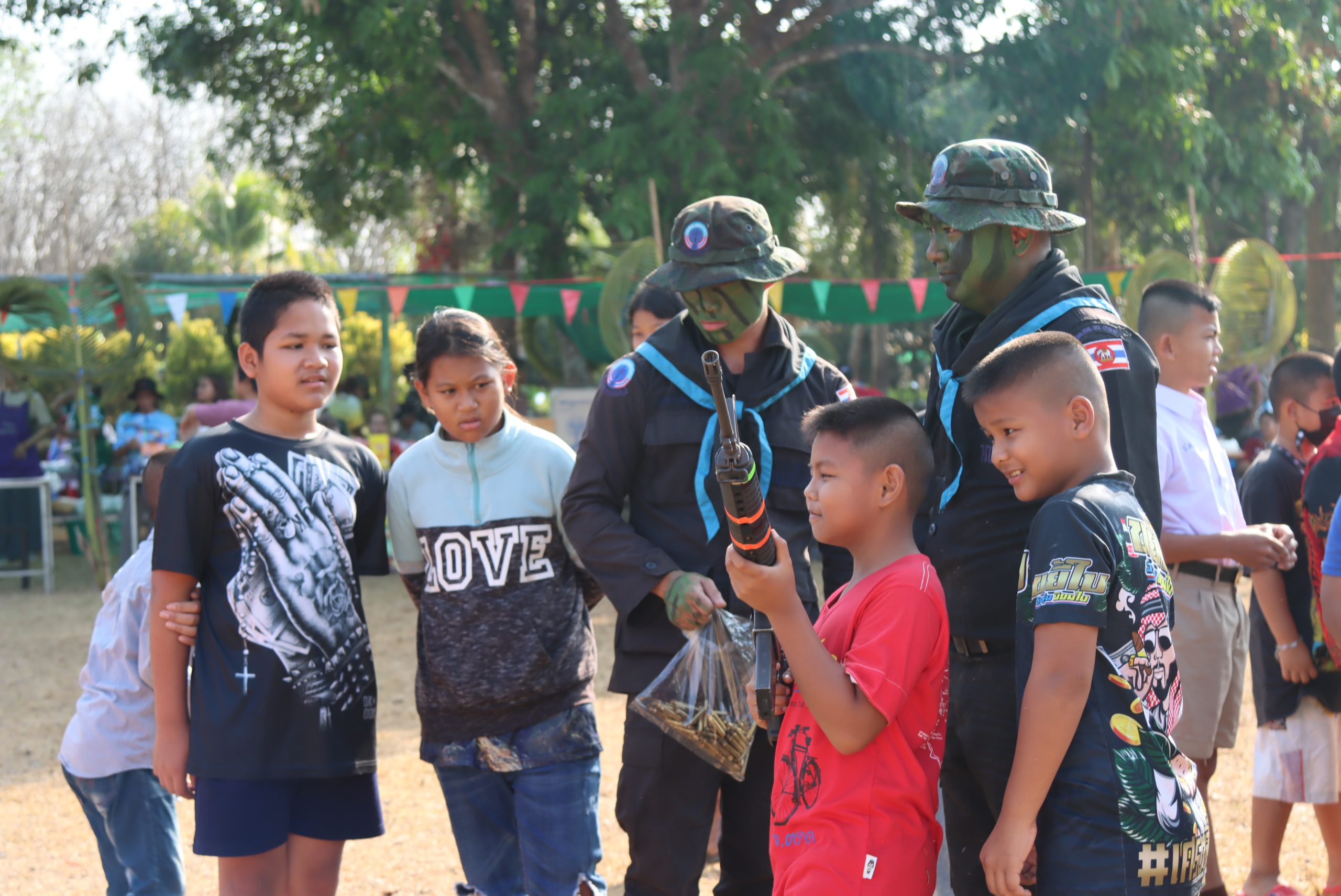 ตราด-ทหารพรานช่วยวันเด็ก จัดแสดงยุทธวิธีใช้อาวุธปืน เล่นเกม แจกของขวัญให้เด็กบ่อไร่