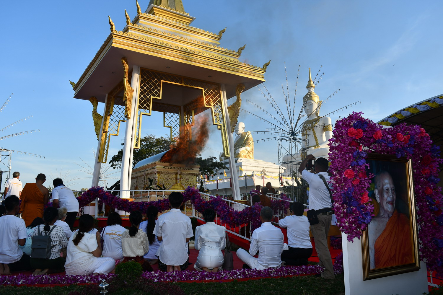 ศรีสะเกษ-ศิษย์นับหมื่นถวายเพลิงสรีระสังขารหลวงปู่เกลี้ยง เตชธัมโม เกจิดังของประเทศไทย