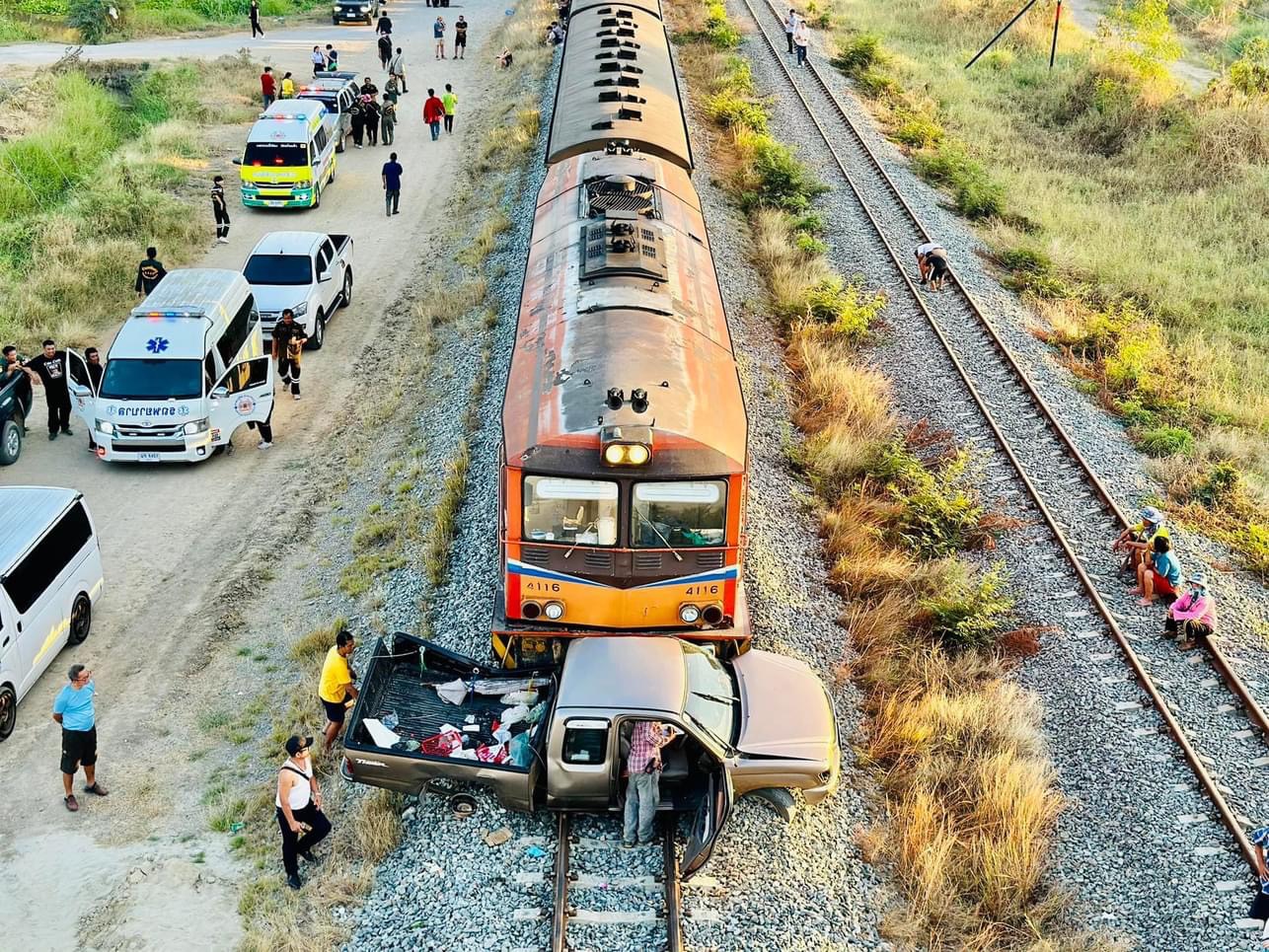 ลพบุรี-ระทึก!! สาวใหญ่ขับกระบะดับกลางรางรถไฟถูกชนกระเด็นไปไกลกว่า 100 เมตร