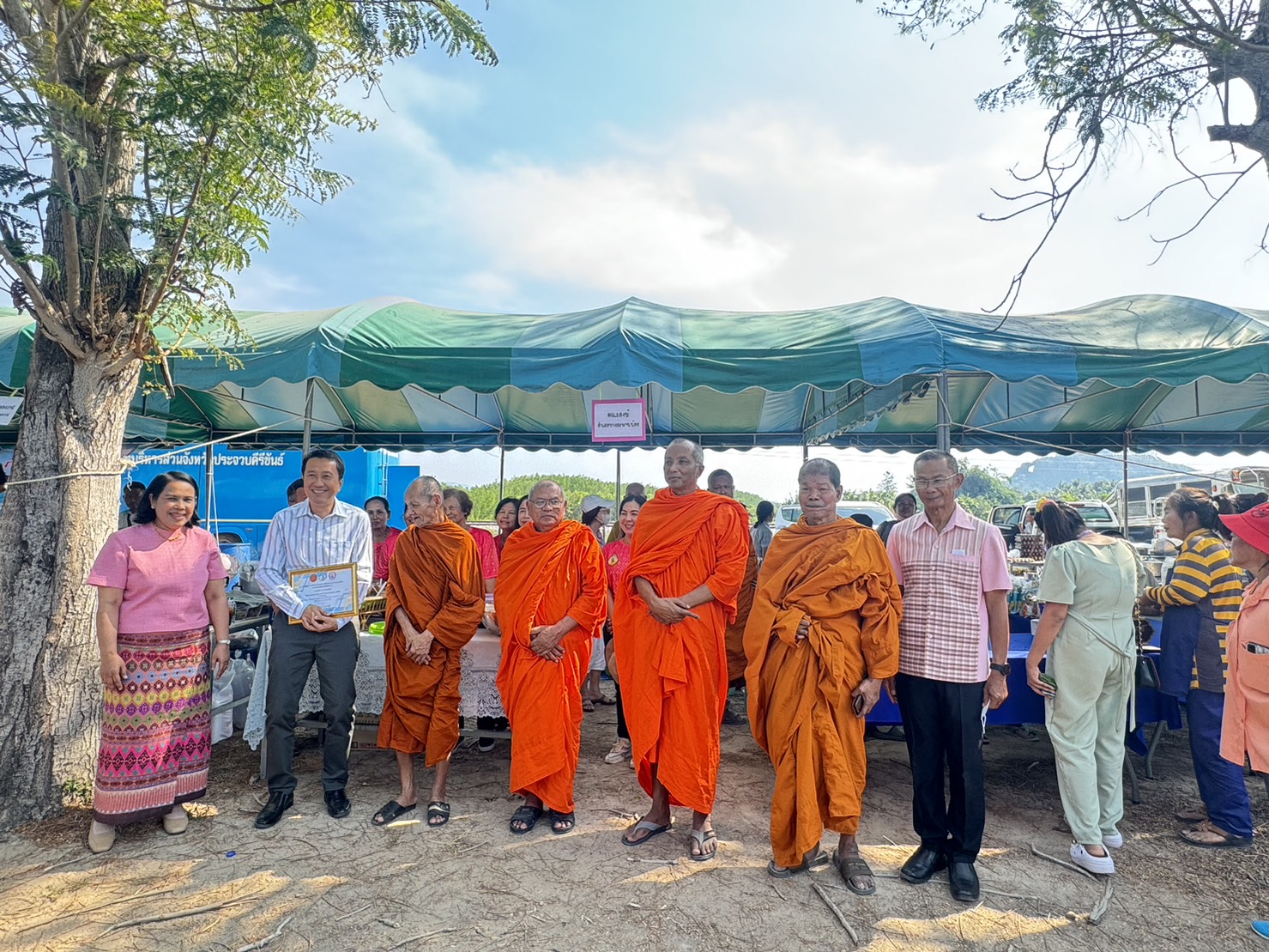 ประจวบคีรีขันธ์-คนพิการอิ่มหนำ! คณะสงฆ์ทั้งจังหวัด ร่วมกับ พมจ. อบจ.เปิดโรงทานเลี้ยงอาหารผู้พิการในงานวันคนพิการสากล