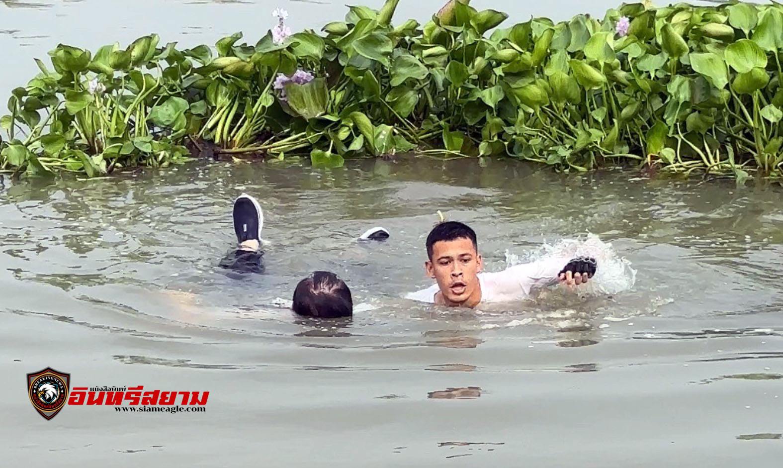 สุพรรณบุรี-ตำรวจฮีโร่ว่ายน้ำช่วยหนุ่มใหญ่โดดสะพานฆ่าตัวตายรอดเฉียดฉิว..!!