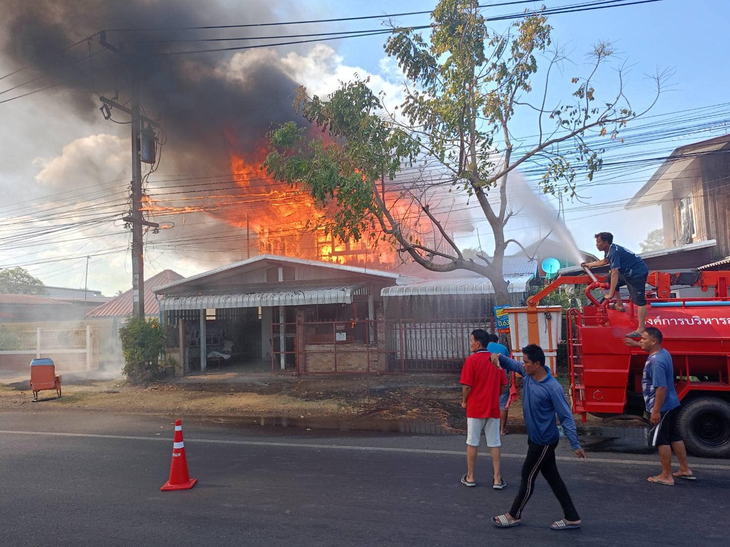 อุบลราชธานี-ไฟไหม้บ้านสองชั้นวอดทั้งหลัง เสียหายกว่า 1 ล้านบาท