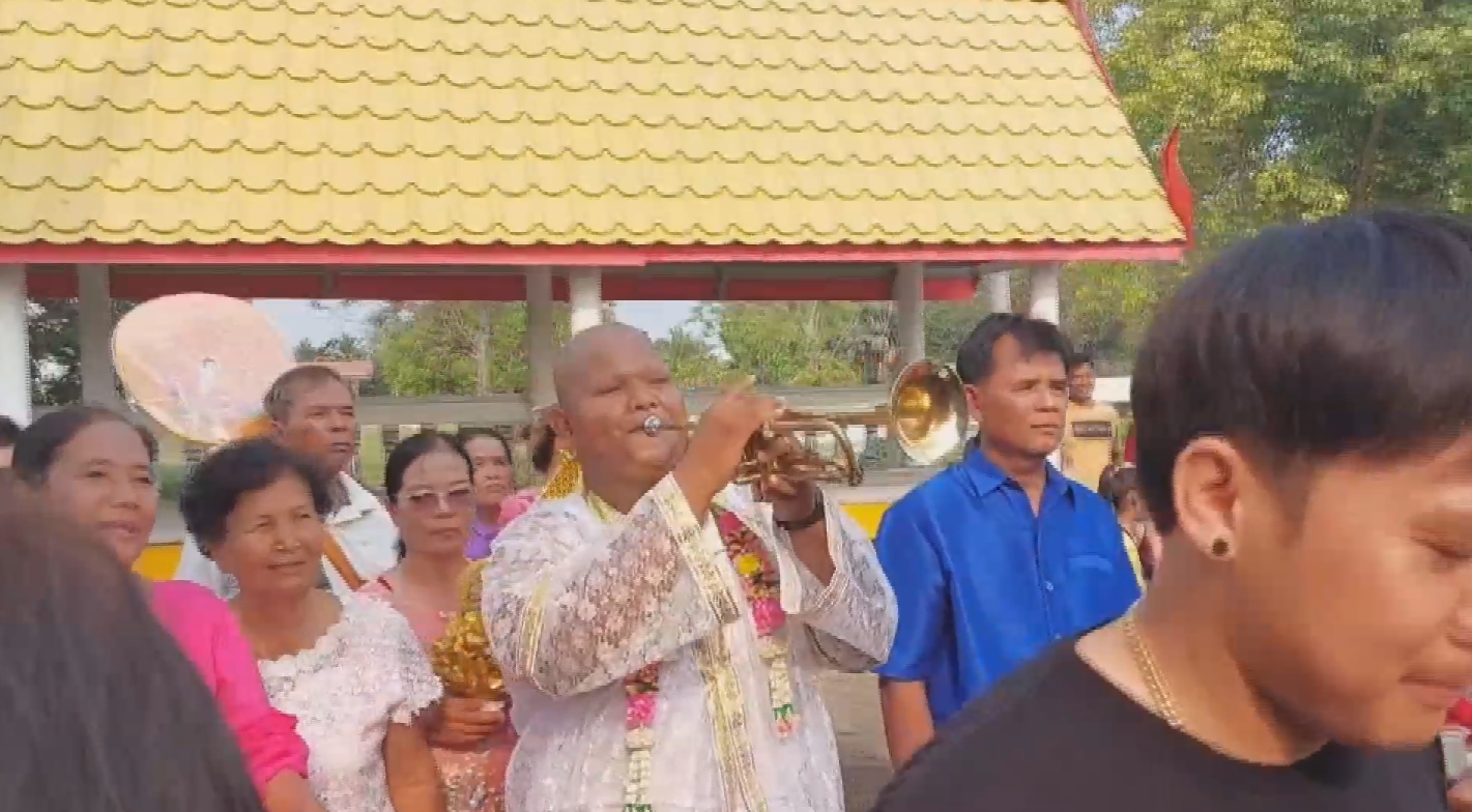 สุพรรณบุรี-สีสันนาคขอเป่าแตรโชว์ก่อนเข้าพิธีอุปสมบทเป็นพระภิกษุสงฆ์