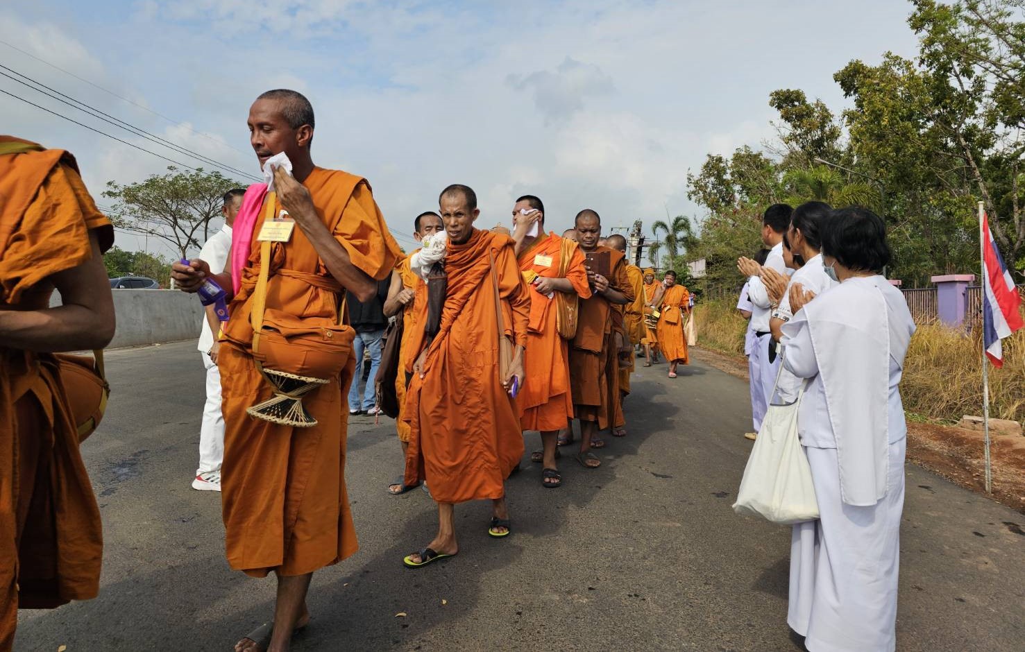 ปราจีนบุรี-พระธุดงค์กว่า 250 รูป เดินเท้ามุ่งไปฟังโอวาทปาฏิโมกข์วันมาฆะบูชา พบพุทธศาสนิกชนนับ1,000 แต่งขาวทำบุญแน่น