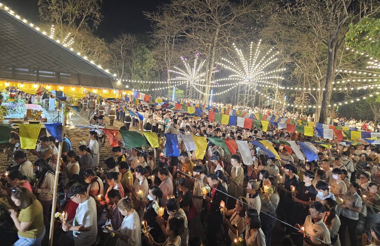 ปราจีนบุรี-“มาฆบูชา” นนท.มากเกิน 10,000 คน เวียนเทียนรอบรอยพุทธบาทคู่ยุคทวารวดี