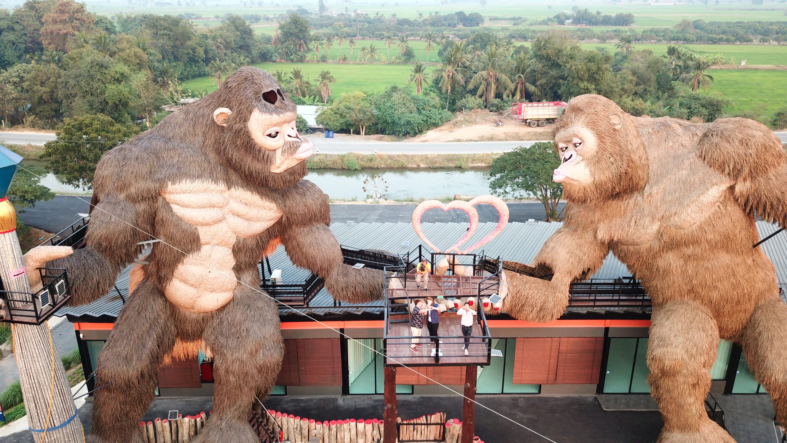 สุพรรณบุรี-วันวาเลนไทน์ชวนกันไปบอกรักที่คิงคองยักษ์คู่รักเมืองเหน่อใหญ่ที่สุดในไทย