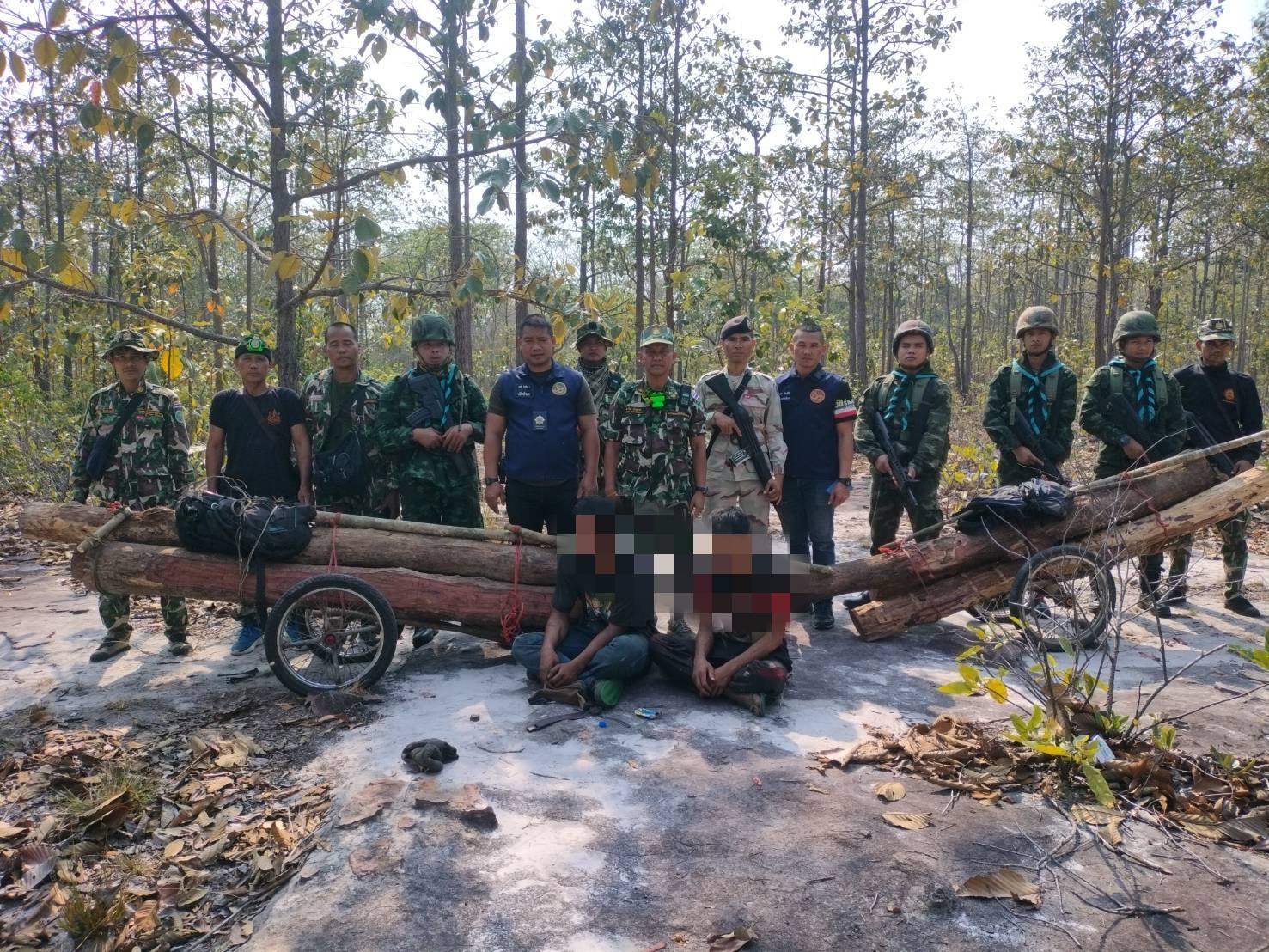 ศรีสะเกษ-เจ้าหน้าที่ไล่จับ 2 คนไทยลอบตัดไม้ชิงชันตะเข็บชายแดนไทย – กัมพูชา