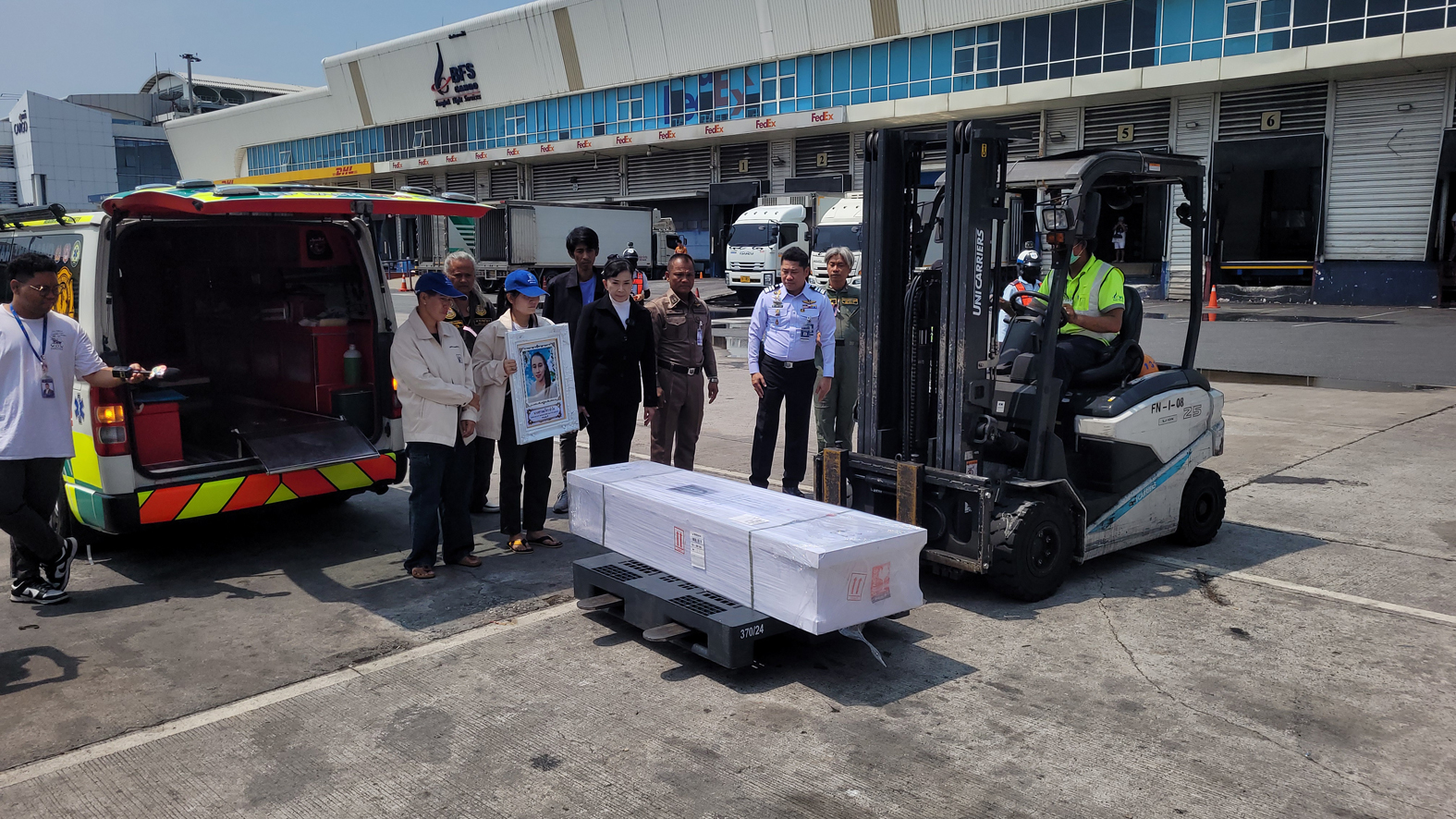 สมุทรปราการ-ปวีณา พาญาติรับศพสาวไทยในมาเลเซียถูกสามีโหดตัดนิ้วผลักตกตึกสูง 23 ชั้น