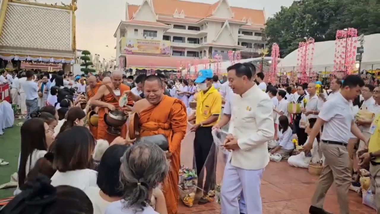 อุบลราชธานี-วันสุดท้าย พุทธศาสนิกชนไทย ลาว ร่วมพิธีตักบาตรสักการะพระบรมสารีริกธาตุ