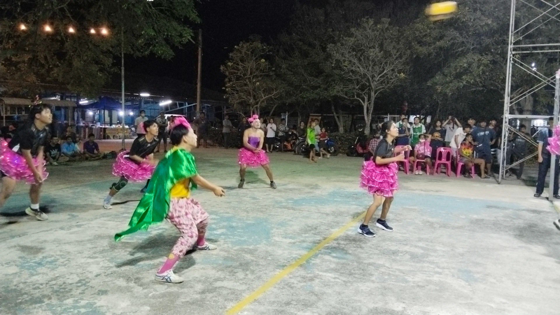 สุพรรณบุรี-สีสันการแข่งขันวอลเลย์บอลสาวเหล็กหัวหน้าทีมเจ้าภาพแปลงร่างเป็นดำดง