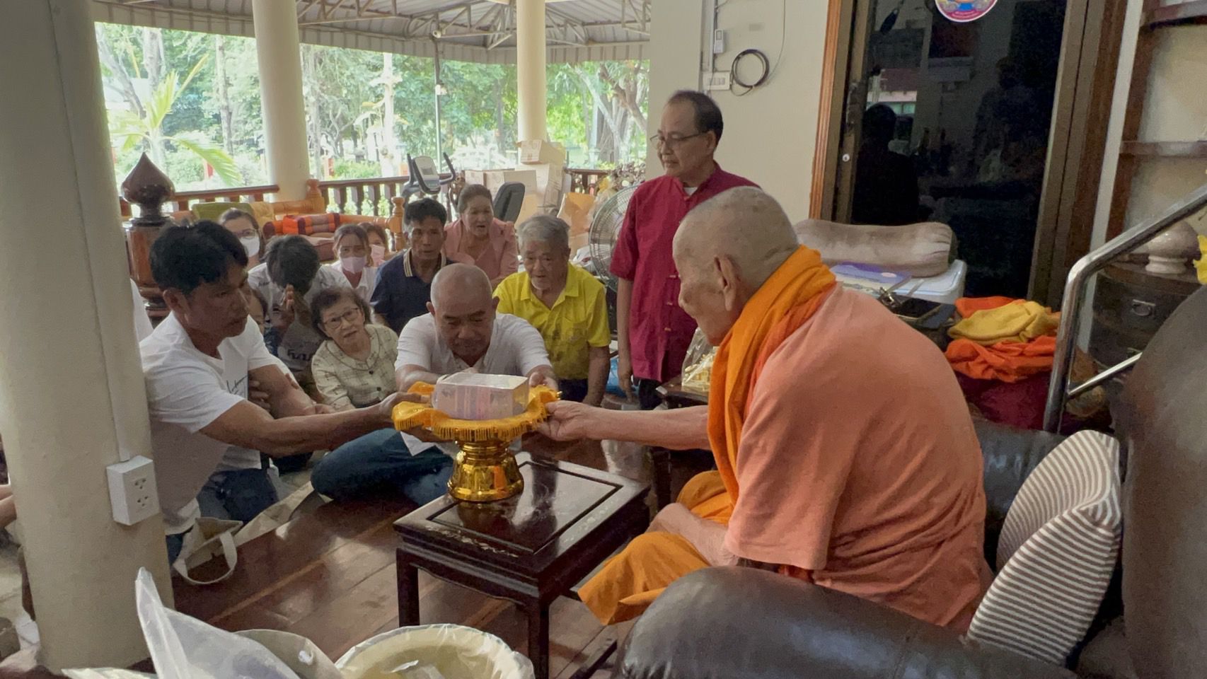 สุพรรณบุรี-ชาวด่านช้างถูกรางวัลที่ 1 นำเงิน 1 ล้าน ขนมจีนน้ำยาไข่ต้มแก้บนหลวงพ่อโต