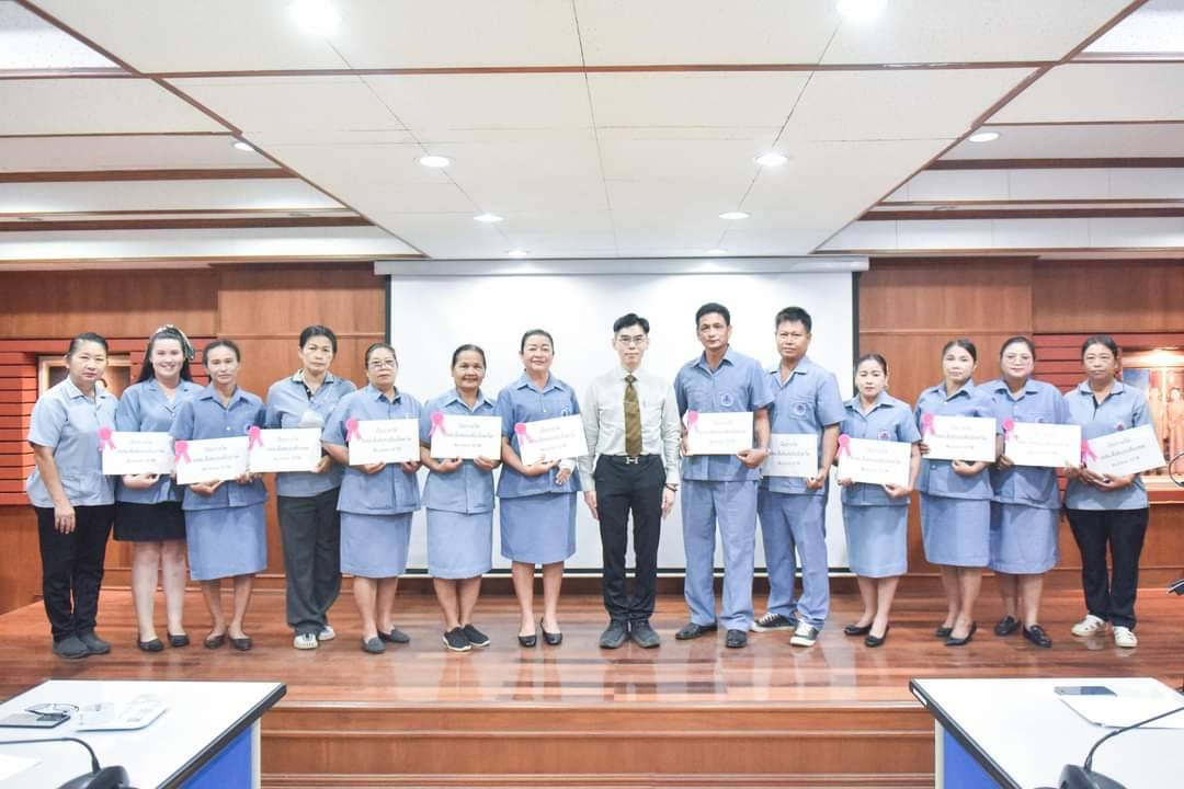 กาญจนบุรี-นายแพทย์สาธารณสุขมอบเงินรางวัลให้แก่ อสม. ที่ได้รับรางวัล อสม.ดีเด่นระดับจังหวัด เขต และภาคกลาง ประจำปี 2567