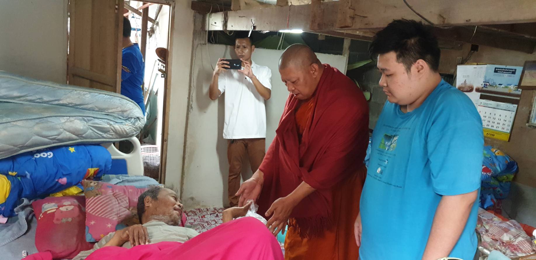 สระบุรี-พระสงฆ์น้ำใจงาม จิตแบ่งปัน นำข้าวปลาอาหารยาแจกผู้ป่วยติดเตียงและผู้สูงวัยและผู้ยากไร้