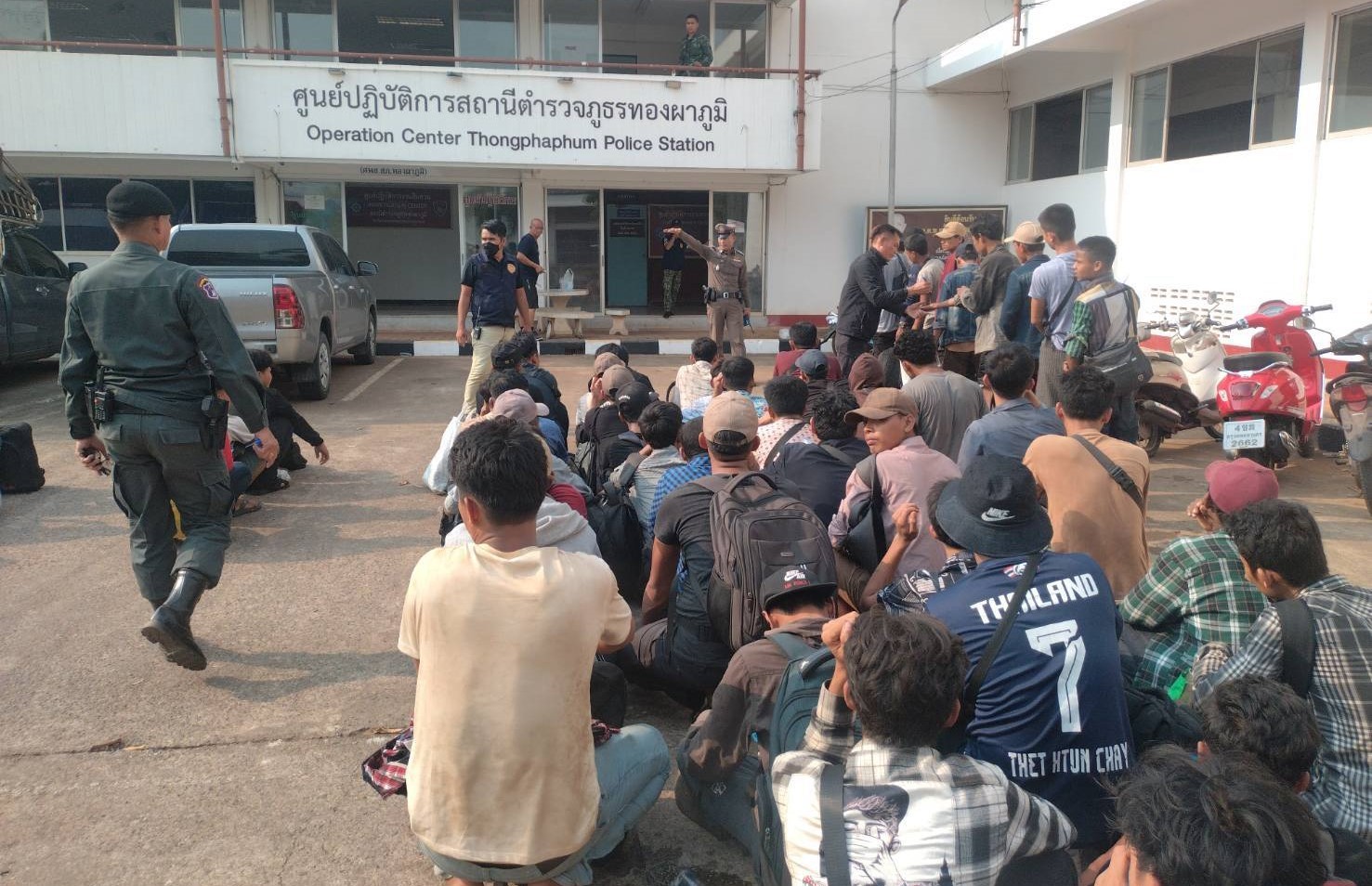 กาญจนบุรี-จับต่างด้าวหลบหนีเข้าเมืองเกือบ 100 คน
