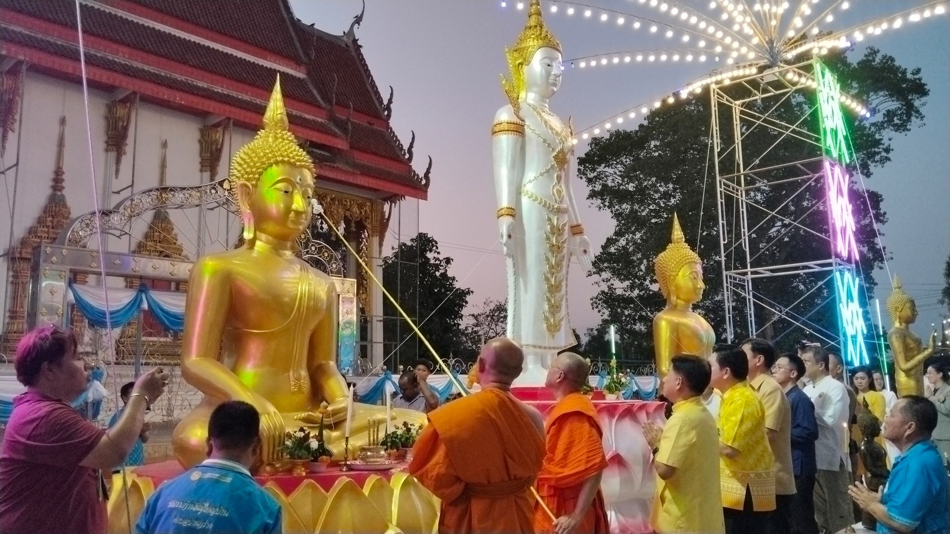 สุพรรณบุรี-แห่ส่องเลขเซียมซีพิธีเบิกเนตรฉลองสมโภชน์หลวงพ่อรวยล้นเหลือ