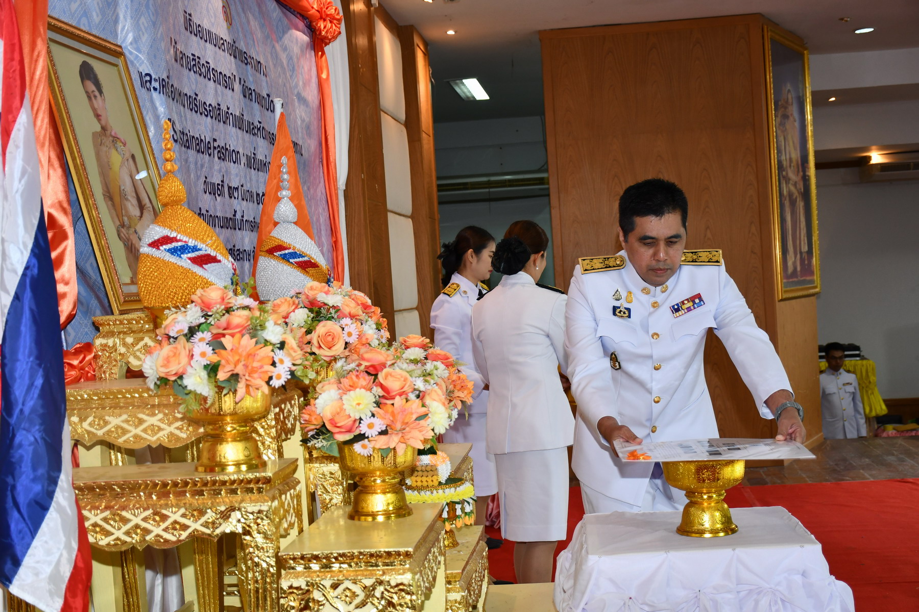 ศรีสะเกษ-จัดพิธีมอบแบบลายผ้าพระราชทาน และเครื่องหมายรับรองสินค้าแฟชั่นและหัตถกรรมพระราชทาน