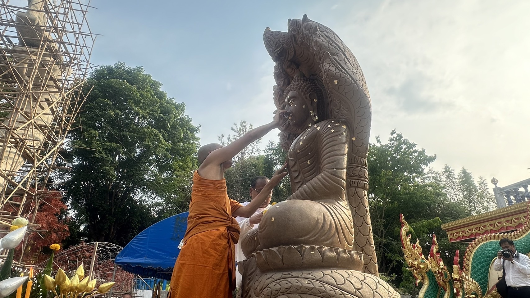 ศรีสะเกษ-ธีรวัฒน์ คำศรี และครอบครัวอัญเชิญองค์พระพุทธศิลาธีรสุกาญจนลักษมีศรีเบญจลักษ์ถวายและประดิษฐานวัดโนนคูณน้อย