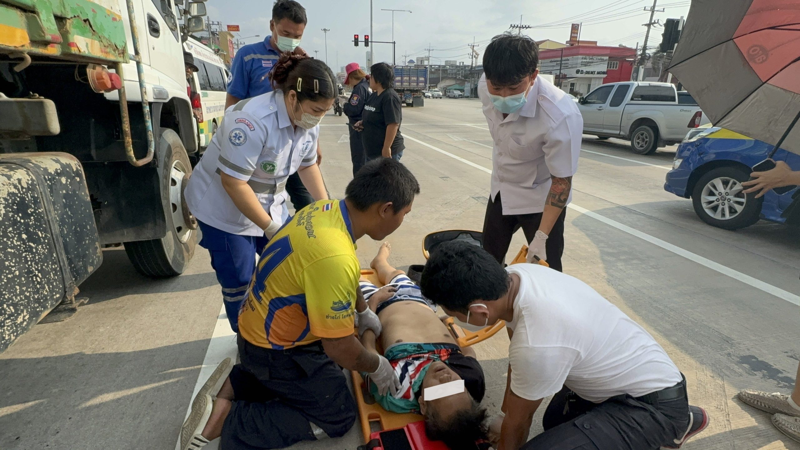 ชลบุรี-คนขับสิบล้อช็อกหมดสติกลางไฟแดง กู้ภัยปั๊มหัวใจช่วยชีวิตรอดหวุดหวิด