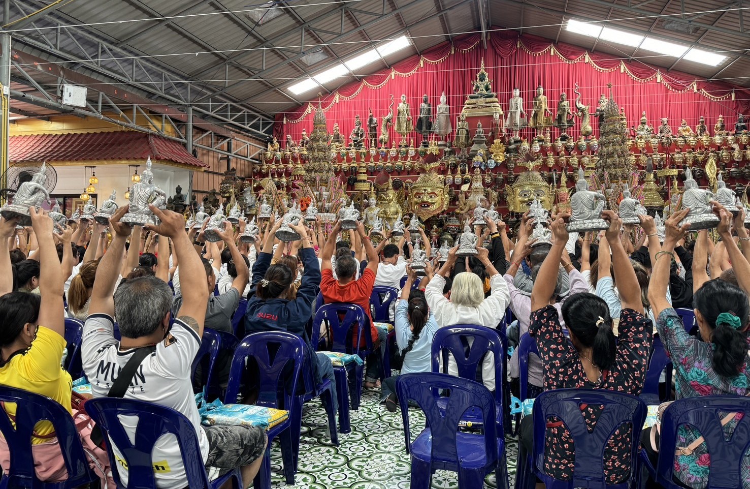 ปทุมธานี-พิธียกพ่อแก่อาศรมฤาษีเณร ปชช.แห่ส่องอ่างน้ำมนต์ขอโชค