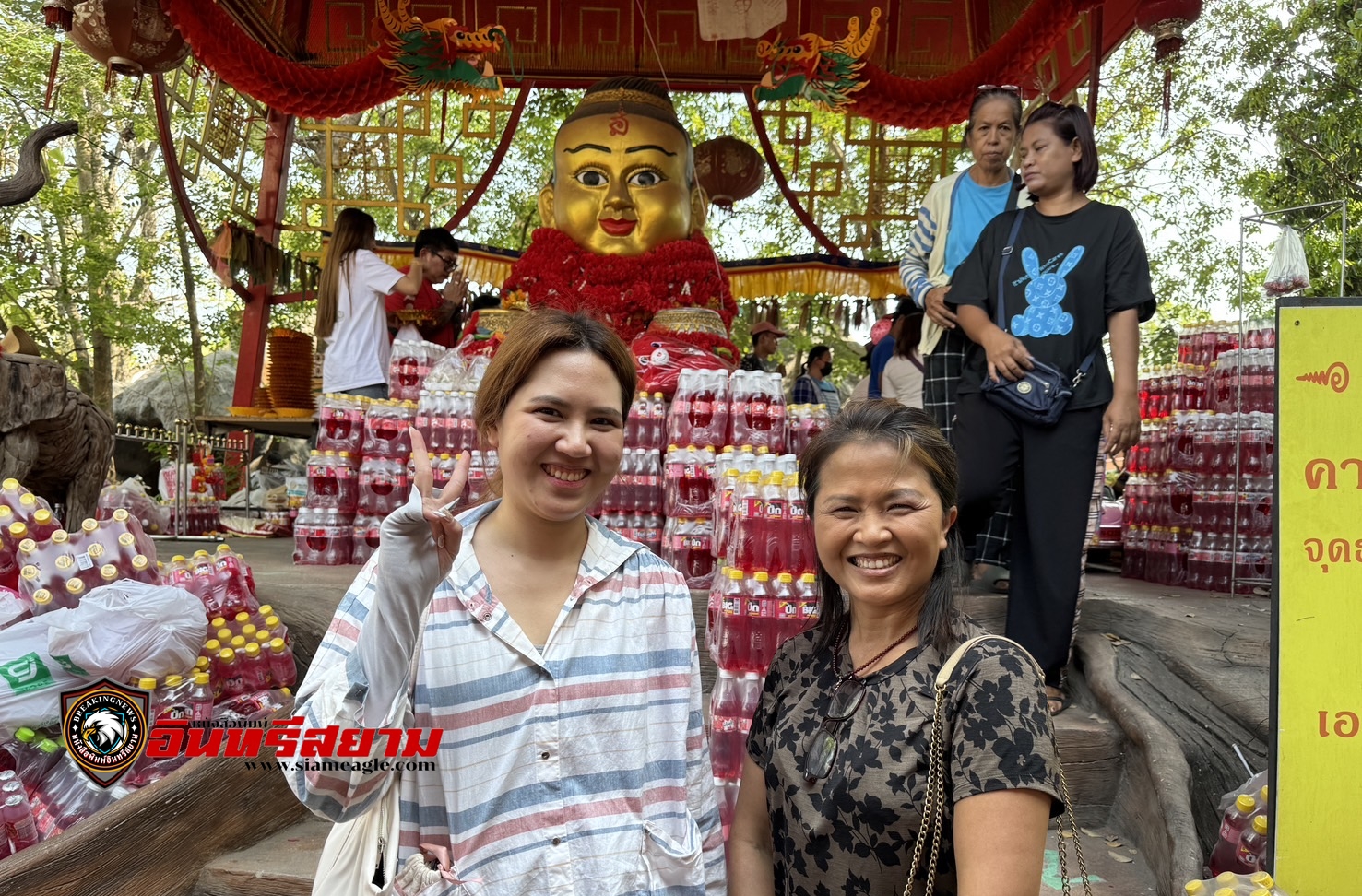 ปทุมธานี-สาวดวงเฮง..นำก๋วยเตี๋ยวเรือ 100 ชุด แก้บน..กุมารทองเจ้าสัวเฮง..หลังรับโชคกว่าแสนบาท..!!