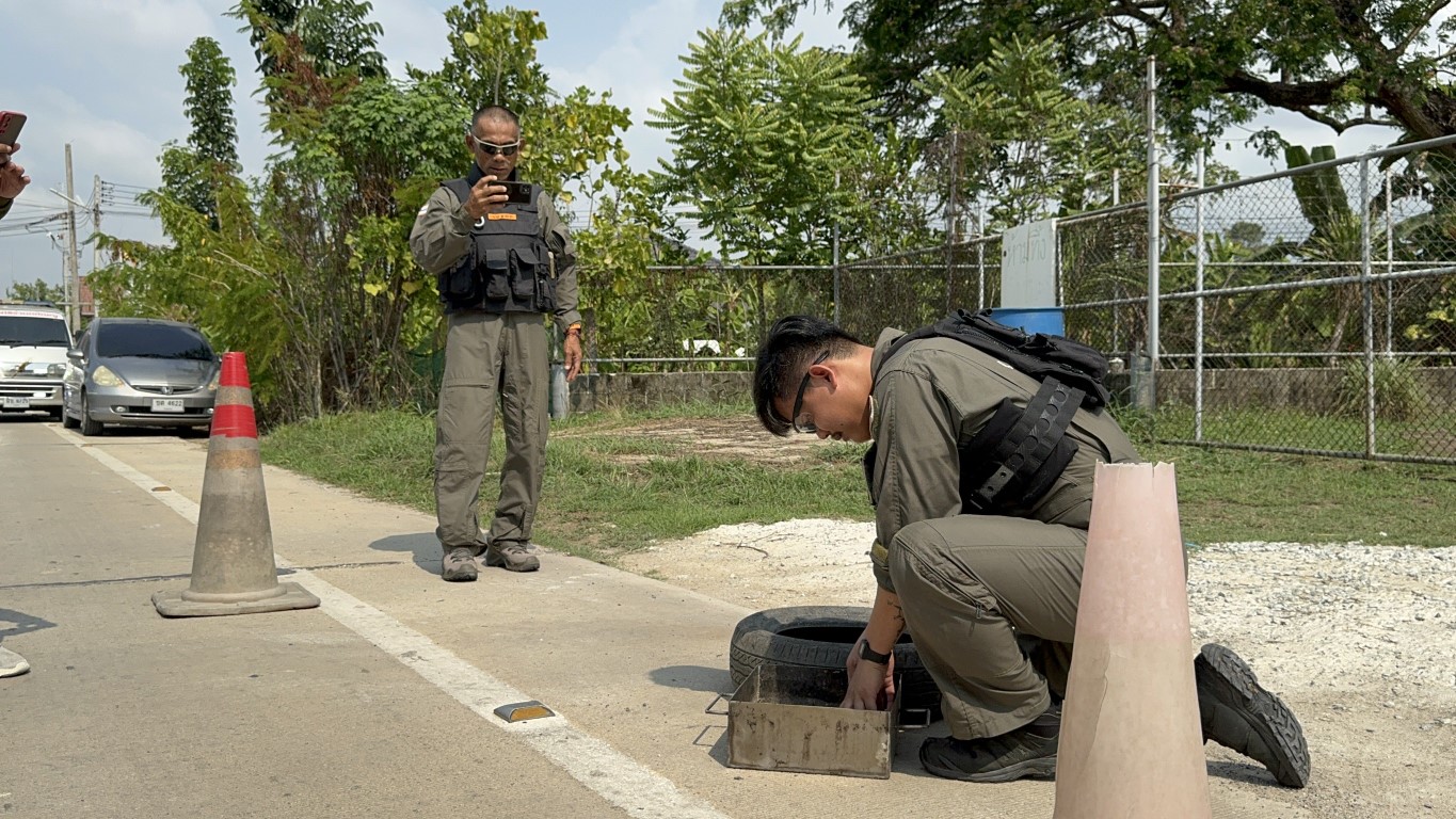 ระยอง-พบวัตถุคล้ายระเบิดหล่นบนถนนใกล้วัดดัง EOD เร่งเก็บกู้ทันควัน