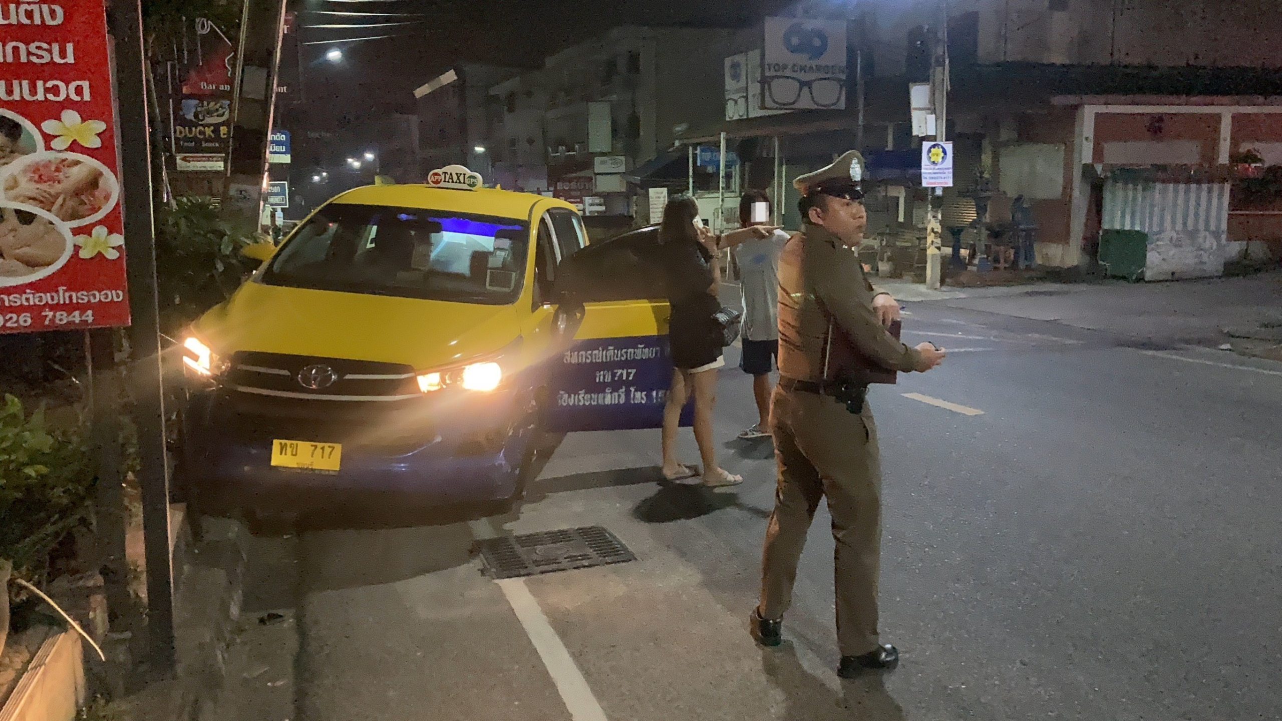 ชลบุรี-สาวใหญ่ขับแท็กซี่เมาชนกระบะ อ้างมีปากเสียงกับแฟน ตร.นำตัวเป่าแอลกอฮอล์