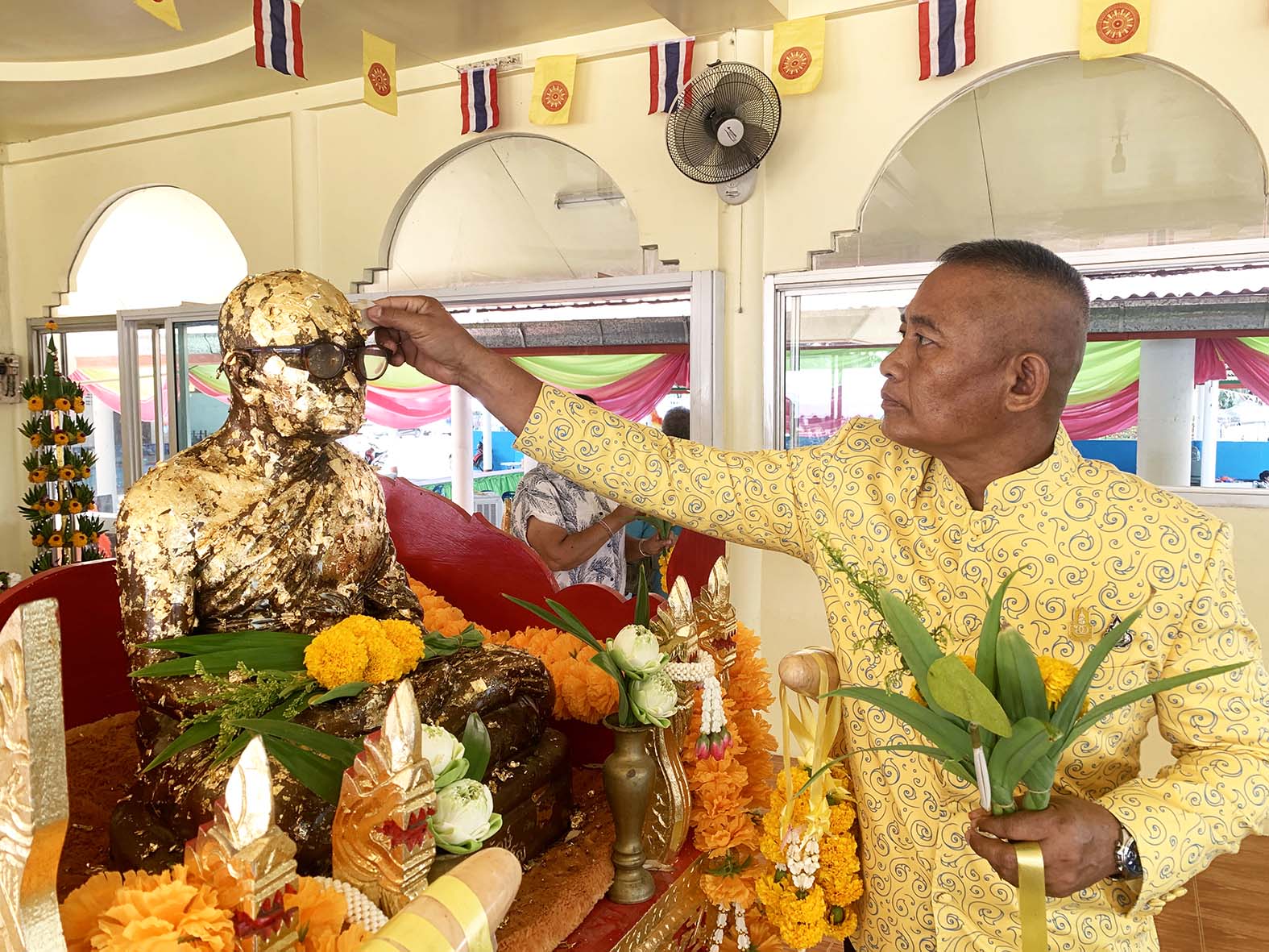 เพชรบุรี-นอภ.ชะอำ ปิดทอง “หลวงพ่อทัย” เกจิดังเมืองเพชรบุรีในงานปิดทองประจำปีวัดไทรย้อย