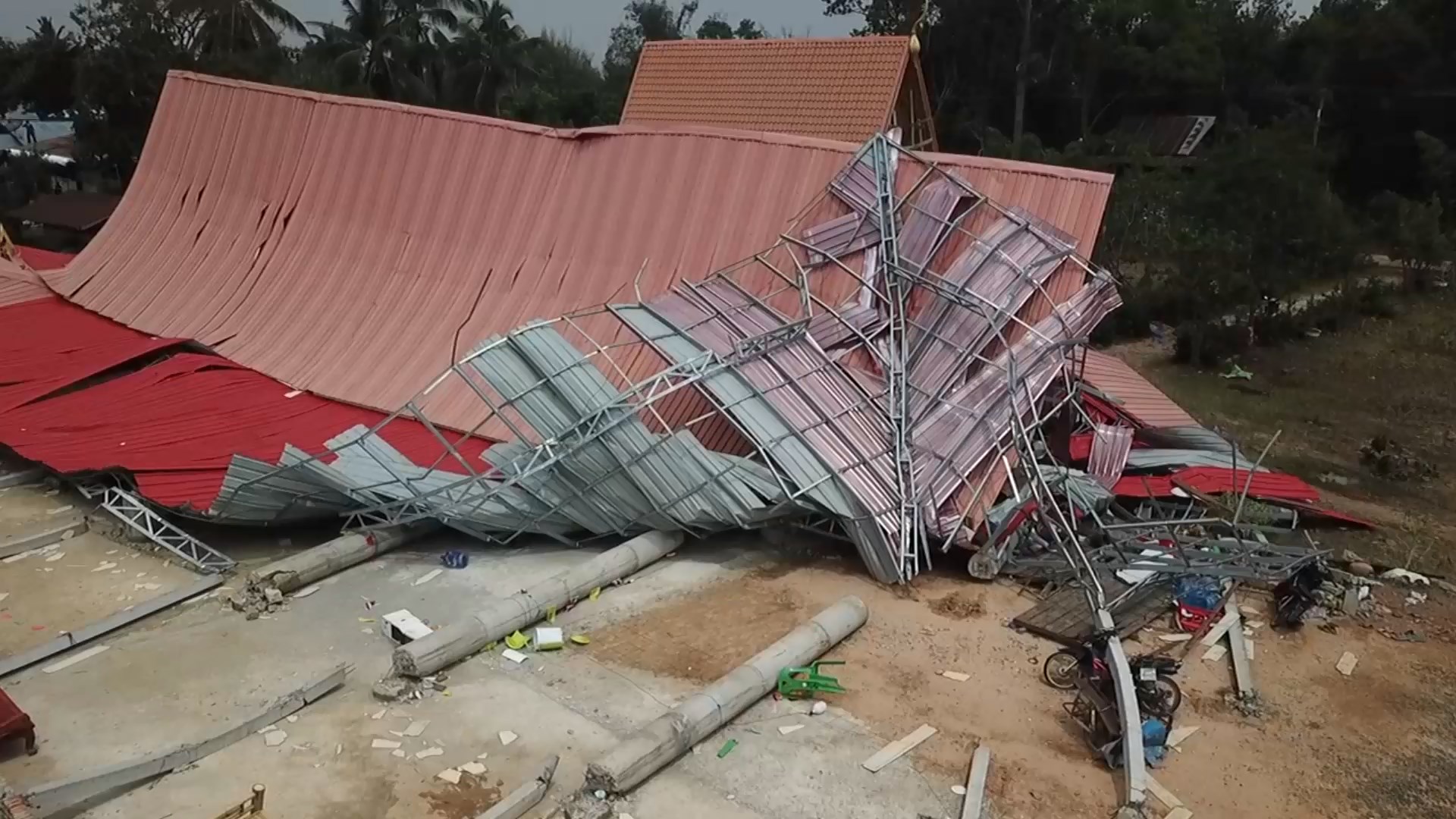 อุบลราชธานี-พายุฤดูร้อนถล่มหมู่บ้านและวัดที่อุบลฯ เสียชีวิต 1 บาดเจ็บ 7 บ้านพังเกือบ 200 หลัง