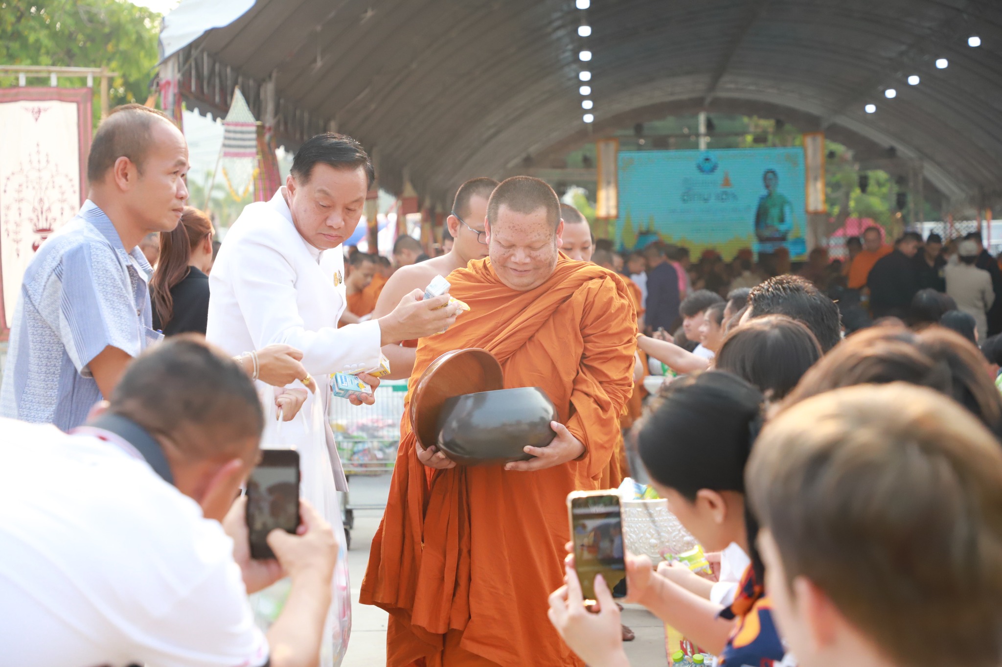 อุบลราชธานี-พ่อเมืองอุบลฯ นำประชาชนร่วมทำบุญตักบาตร เพื่อความเป็นสิริมงคล เนื่องใน “วันขึ้นปีใหม่ไทย “