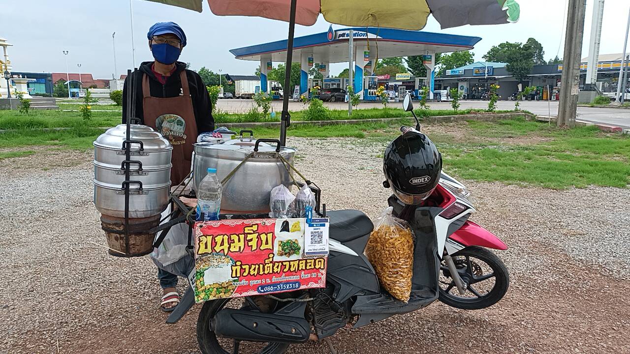 ปราจีนบุรี-หนุ่มดัดแปลงมอเตอร์ไซค์เป็นร้านขายขนมจีบก๋วยเตี๋ยวหลอด