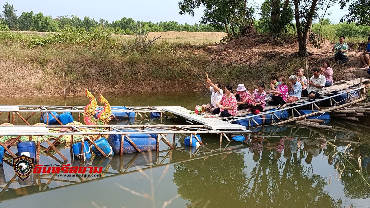 ปราจีนบุรี-สงกรานต์ เฮ..!!ขอพรขอโชคลาภส่องเลขเด็ดปู่ย่าพญานาคกลางทุ่งนา