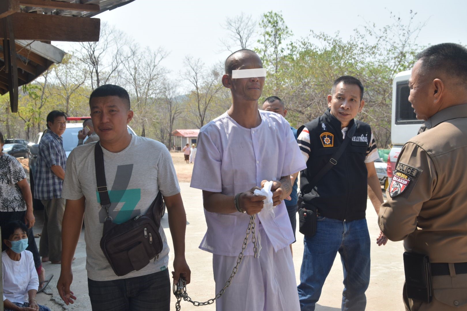 กาฬสินธุ์-ตร. คุมตัวอดีตพระดังข่มขู่-ถ่ายคลิปหญิงประจานค้นกุฏิพบปืนยาบ้าเพียบ