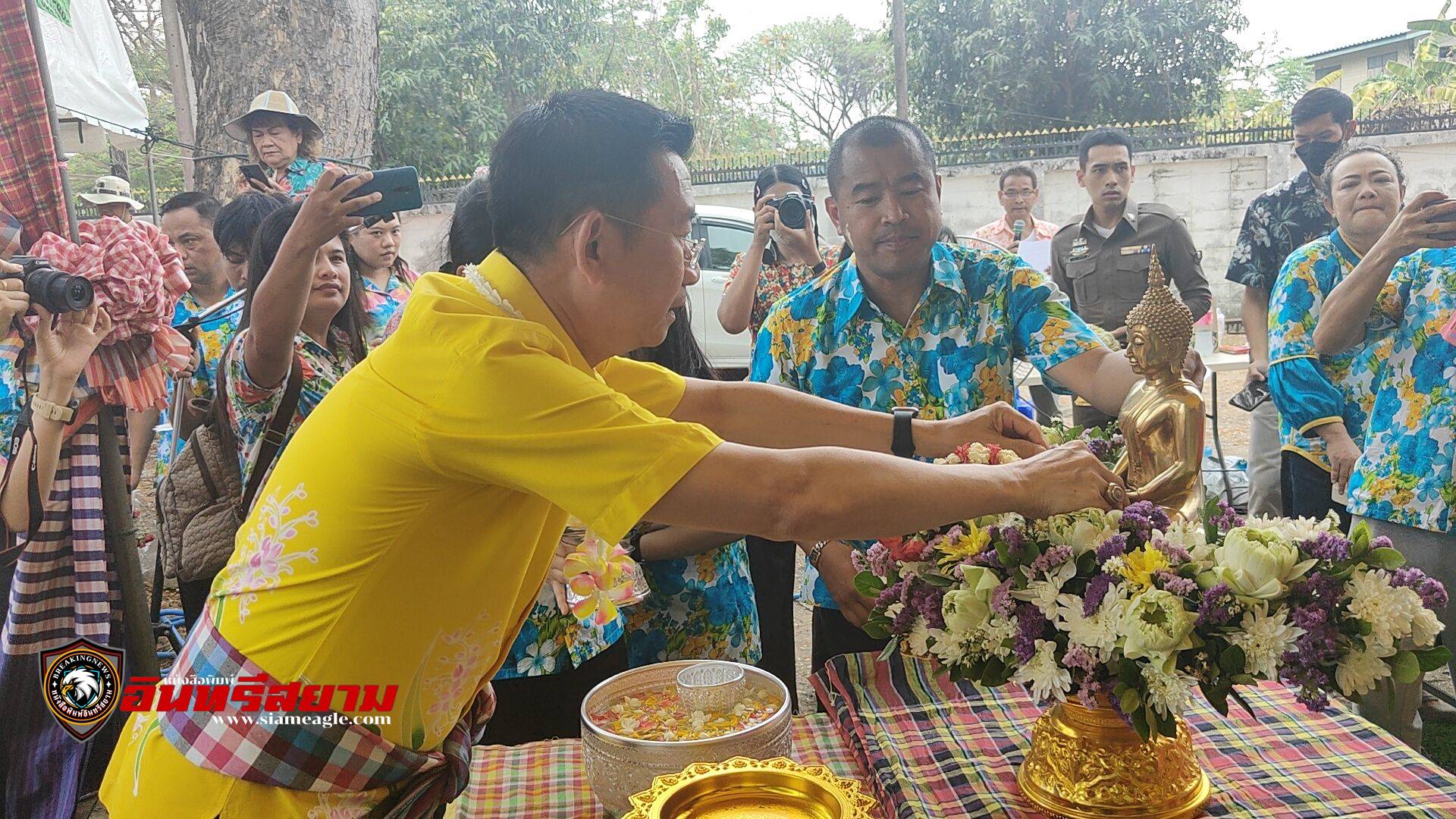 สิงห์บุรี-รดน้ำขอพร ผู้ว่าฯ-นายกเหล่ากาชาด เนื่องในเทศกาลสงกรานต์