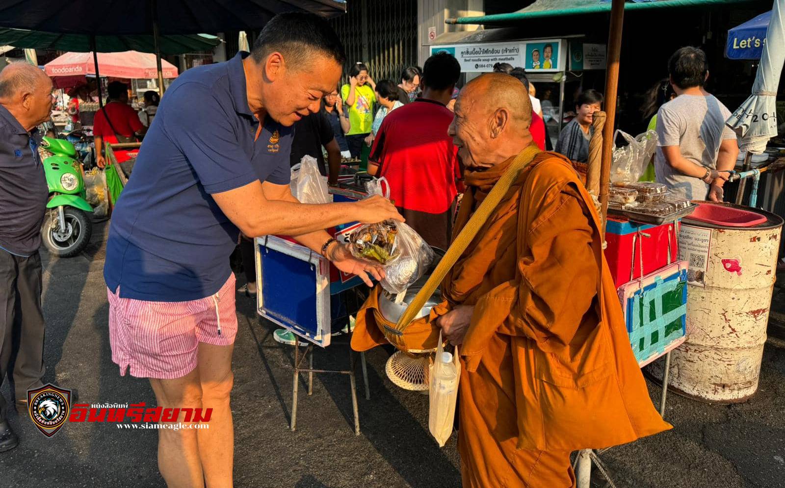 ประจวบคีรีขันธ์-นายก“เศรษฐา”ใส่บาตรพระสงฆ์ เดินชิลล์ ๆ ตลาดฉัตร์ไชย